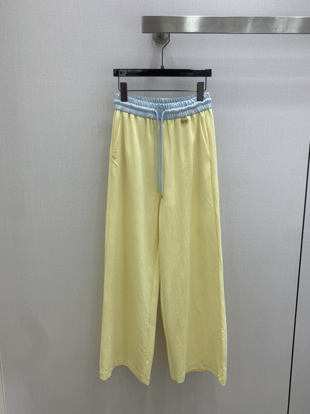NO:807675,Highly recommend the 26 spring and summer new color-blocked drawstring semi-hardware trousers. You are not picky about your body shape. The upper body is particularly good!  The style of the matching is also very versatile. Exquisite advanced customization. The texture of the fabric is awesome. Retro and elegant. The upper body is cool and handsome, age-reducing and fashionable. Two colors. SML code. High quality ABC,,19860909强烈推荐 26春夏新款 拼色抽绳半五金长裤 不挑剔身形要求 上身特别赞！搭配的风格也很通吃 精致高级定制 富有肌理感的面料质感超赞 复古优雅 上身酷帅减龄时髦精 两个色 SML码 高品质ABC,,,Women's clothing