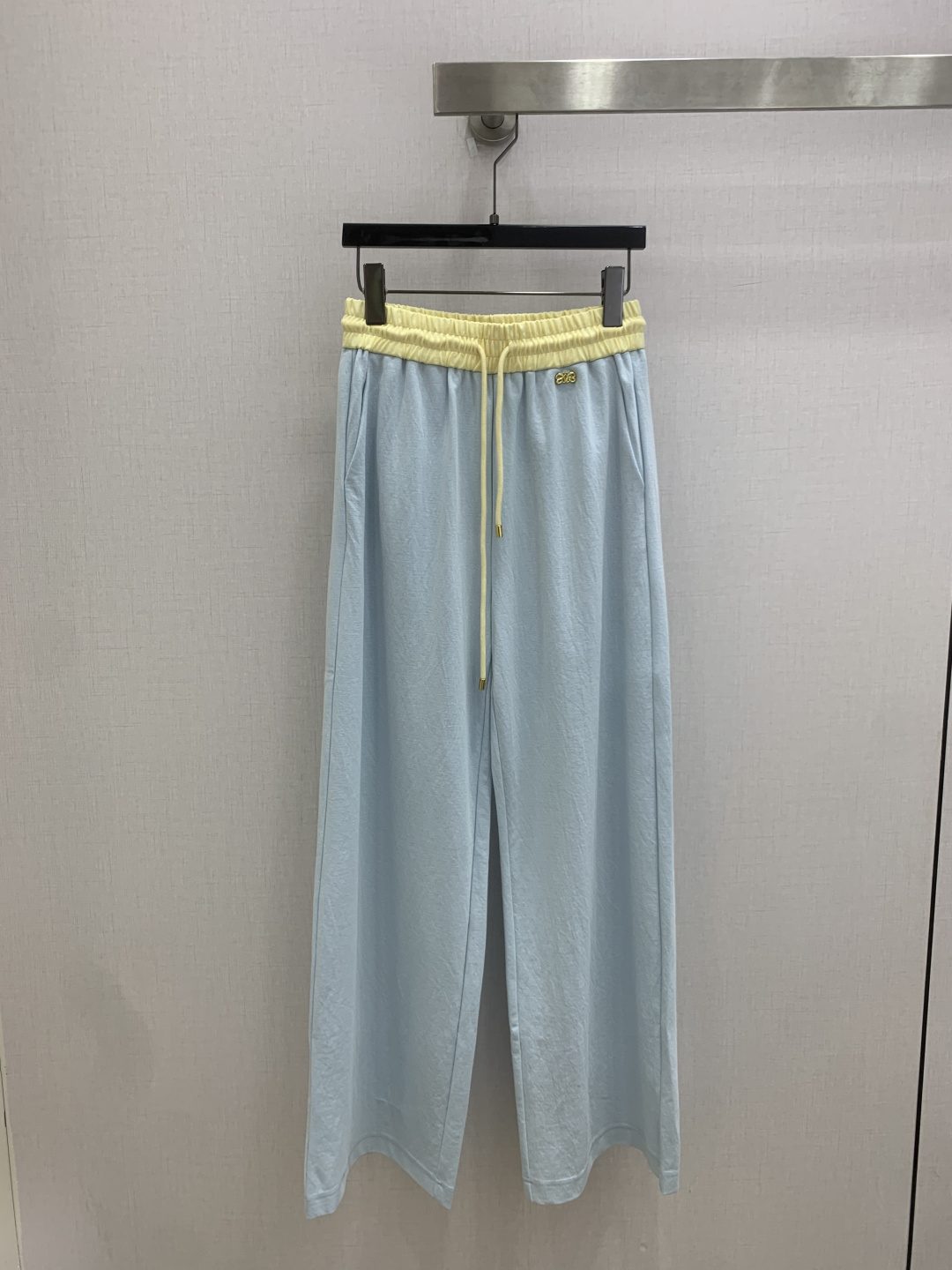 NO:807669,Highly recommend the 26 spring and summer new color-blocked drawstring semi-hardware trousers. You are not picky about your body shape. The upper body is particularly good!  The style of the matching is also very versatile. Exquisite advanced customization. The texture of the fabric is awesome. Retro and elegant. The upper body is cool and handsome, age-reducing and fashionable. Two colors. SML code. High quality ABC,,19860909强烈推荐 26春夏新款 拼色抽绳半五金长裤 不挑剔身形要求 上身特别赞！搭配的风格也很通吃 精致高级定制 富有肌理感的面料质感超赞 复古优雅 上身酷帅减龄时髦精 两个色 SML码 高品质ABC,,,Women's clothing