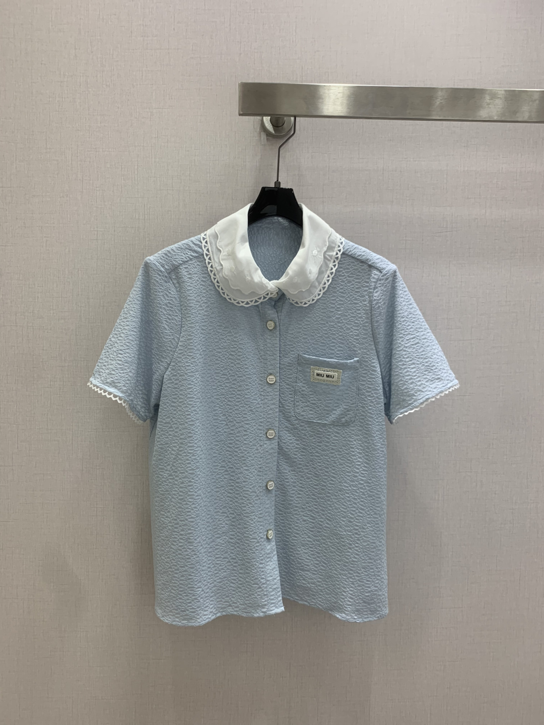 NO:807665,Highly recommended 26 spring and summer new style doll collar pocket short-sleeved shirt, low-key luxury three-dimensional tailoring, streamlined line design, noble and elegant yet full of gentle and intellectual temperament. Imported special materials will be amazing when you receive it. The texture of the customized fabric is amazing!  Two colors SML code high quality ABC, shirts, T-shirt,19860909强烈推荐 26春夏新款 娃娃领口袋短袖衬衫 低调奢华立体剪裁 精简线条感设计 高贵典雅又尽显温柔知性的气质 进口特殊材质 收到手会很惊艳 定制面料质感超赞！两个色 SML码 高品质ABC,,shirts,T-shirt,,Women's clothing