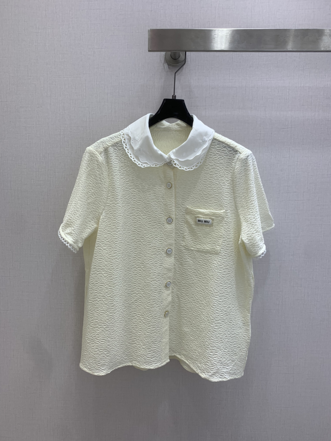 NO:807661,Highly recommended 26 spring and summer new style doll collar pocket short-sleeved shirt, low-key luxury three-dimensional tailoring, streamlined line design, noble and elegant yet full of gentle and intellectual temperament. Imported special materials will be amazing when you receive it. The texture of the customized fabric is amazing!  Two colors SML code high quality ABC, shirts, T-shirt,19860909强烈推荐 26春夏新款 娃娃领口袋短袖衬衫 低调奢华立体剪裁 精简线条感设计 高贵典雅又尽显温柔知性的气质 进口特殊材质 收到手会很惊艳 定制面料质感超赞！两个色 SML码 高品质ABC,,shirts,T-shirt,,Women's clothing