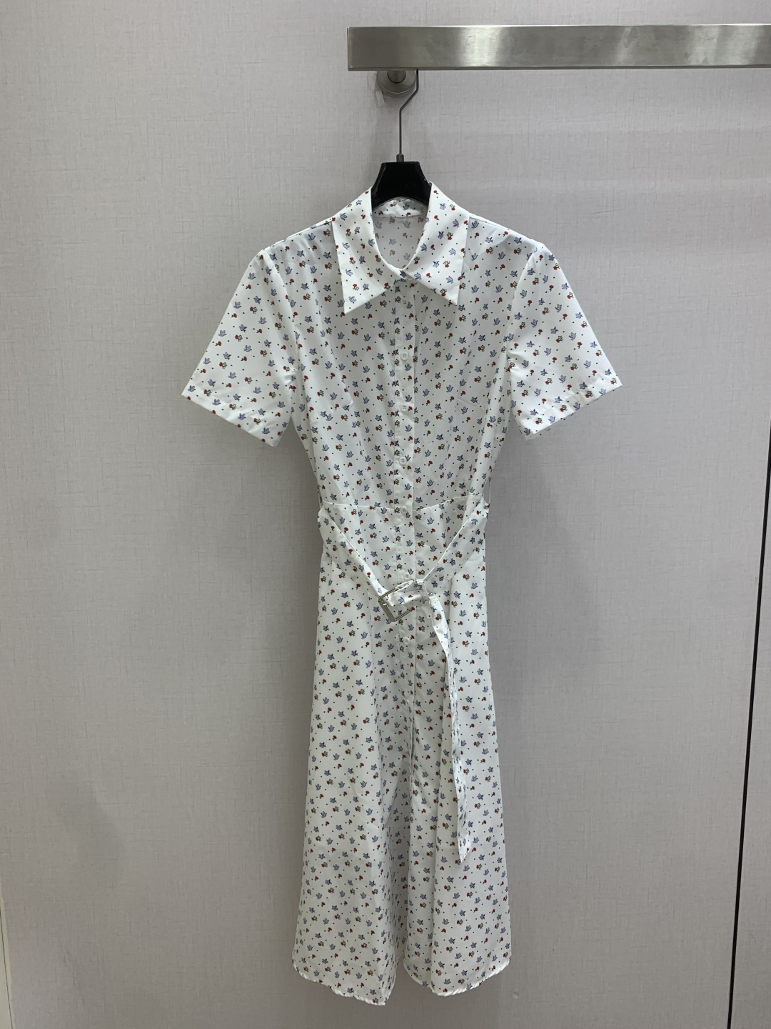 NO:808221,Highly recommended 26 spring and summer new floral shirt belt dress, small lapel + single-breasted design has a retro French feel, the waist belt is gently closed, instantly outlines the waistline, the A-line skirt is gentle and hidden, the fresh small floral print has a relaxed pastoral feel, paired with a straw bag, it is a lazy and elegant summer French girl. One color SML code High quality ABC, espadrilles, skirts, shirts,19860909强烈推荐 26春夏新款 碎花衬衫腰带连衣裙,小翻领+单排扣的设计自带复古法式感,腰间腰带轻轻一收,瞬间勾勒出腰线,A字裙摆温柔又藏肉,清新的小碎花印花自带松弛的田园感,搭配草编包,就是慵懒又优雅的夏日法式女孩.一个色 SML码 高品质ABC,,espadrilles,skirts,shirts,,Women's clothing