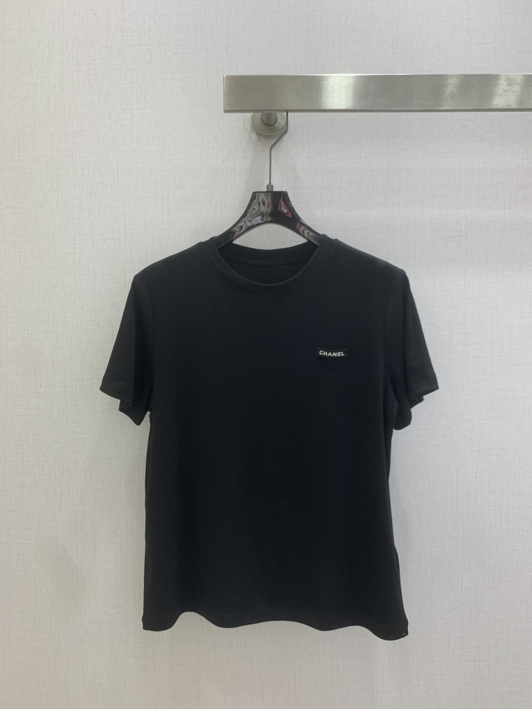 NO:808217,Highly recommended 26 spring and summer new letter logo short-sleeved T-shirt. The classic T-shirt is always the universal trump card in the wardrobe. The small logo on the chest is low-key and hides exquisite details. Refreshing and slim, welding 'low-key fashion' on the body. Two colors SML code, high quality ABC, T-shirt, tees, t-shirt,19860909强烈推荐 26春夏新款 字母标志短袖T恤 经典T恤永远是衣柜里的万能王牌,胸前的小标低调又藏着精致细节.清爽又显瘦,把“低调时髦”焊在身上.两个色 SML码 高品质ABC,,T-shirt,tees，t-shirt,,Women's clothing
