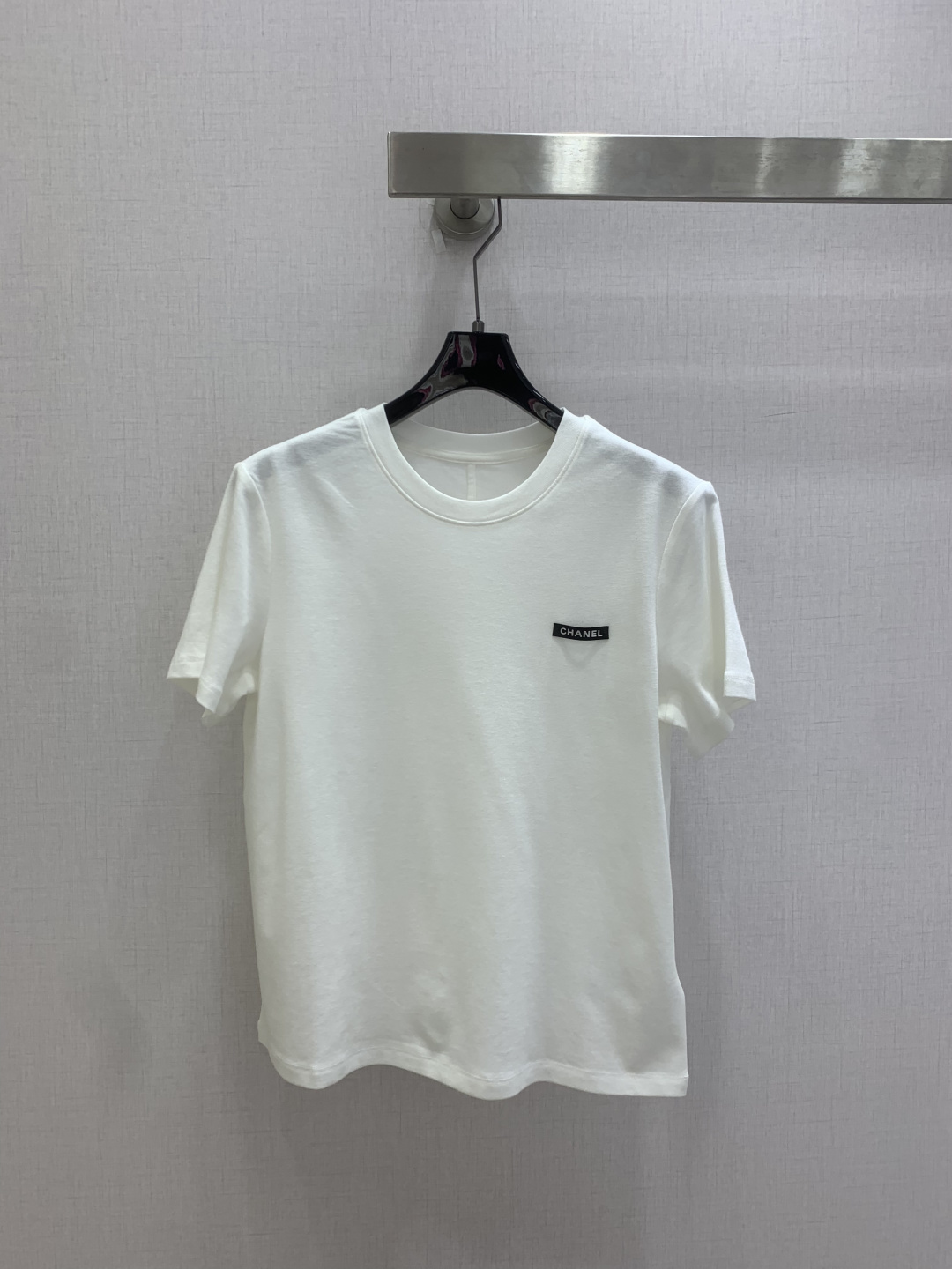 NO:808215,Highly recommended 26 spring and summer new letter logo short-sleeved T-shirt. The classic T-shirt is always the universal trump card in the wardrobe. The small logo on the chest is low-key and hides exquisite details. Refreshing and slim, welding 'low-key fashion' on the body. Two colors SML code, high quality ABC, T-shirt, tees, t-shirt,19860909强烈推荐 26春夏新款 字母标志短袖T恤 经典T恤永远是衣柜里的万能王牌,胸前的小标低调又藏着精致细节.清爽又显瘦,把“低调时髦”焊在身上.两个色 SML码 高品质ABC,,T-shirt,tees，t-shirt,,Women's clothing