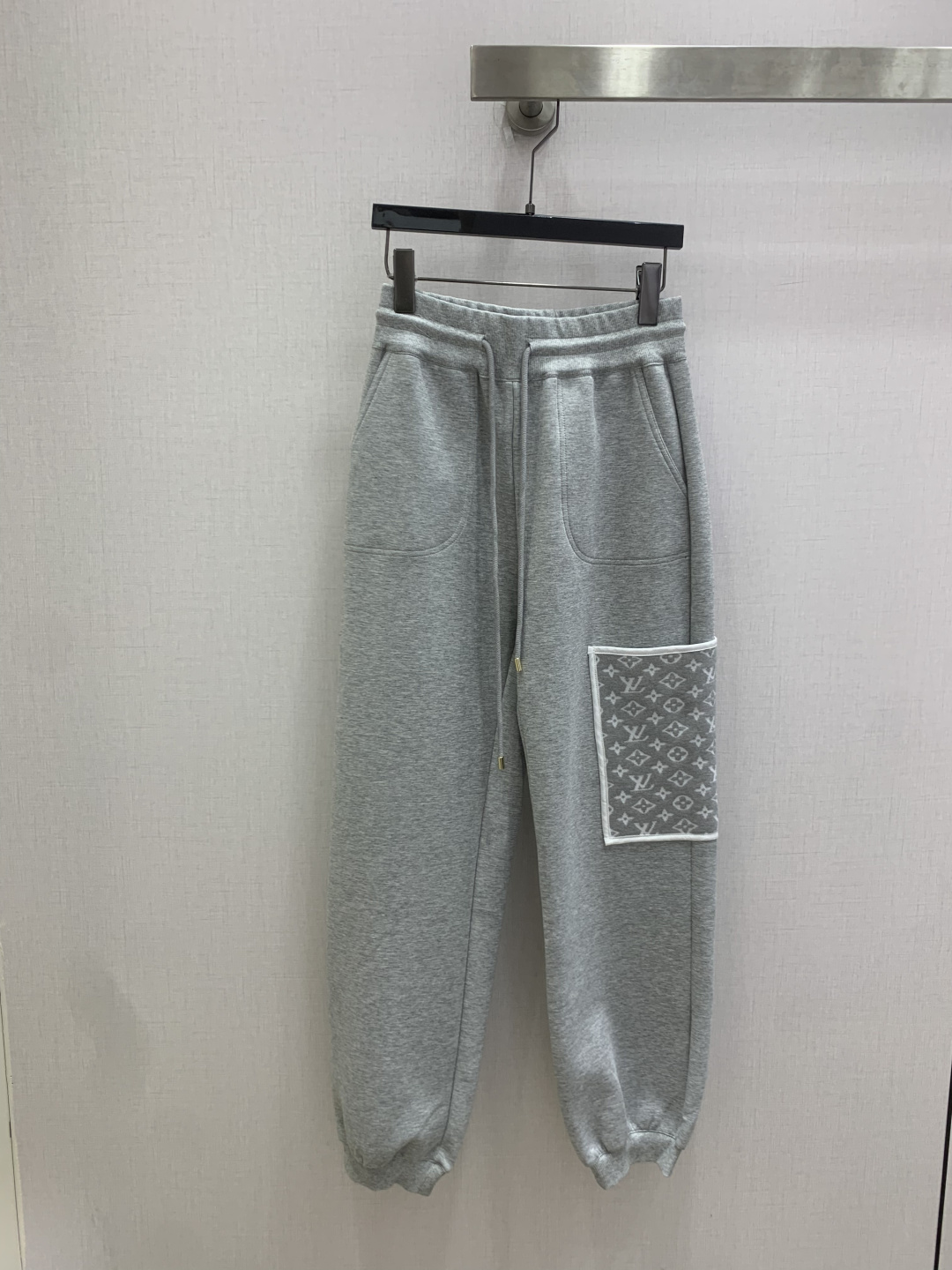 NO:808211,Highly recommended 26 spring and summer new style trousers with spliced ​​pockets to make the upper body slimmer and more fashionable, a retro and elegant piece. A wardrobe must-have!  The quality of workmanship depends on the details. One color, SMLXL code, high quality ABC,,19860909强烈推荐 26春夏新款 拼接口袋束脚长裤 上身显瘦又提升时髦度,复古优雅气质单品.衣橱必备！做工品质看细节.一个色 SMLXL码 高品质ABC,,,Women's clothing