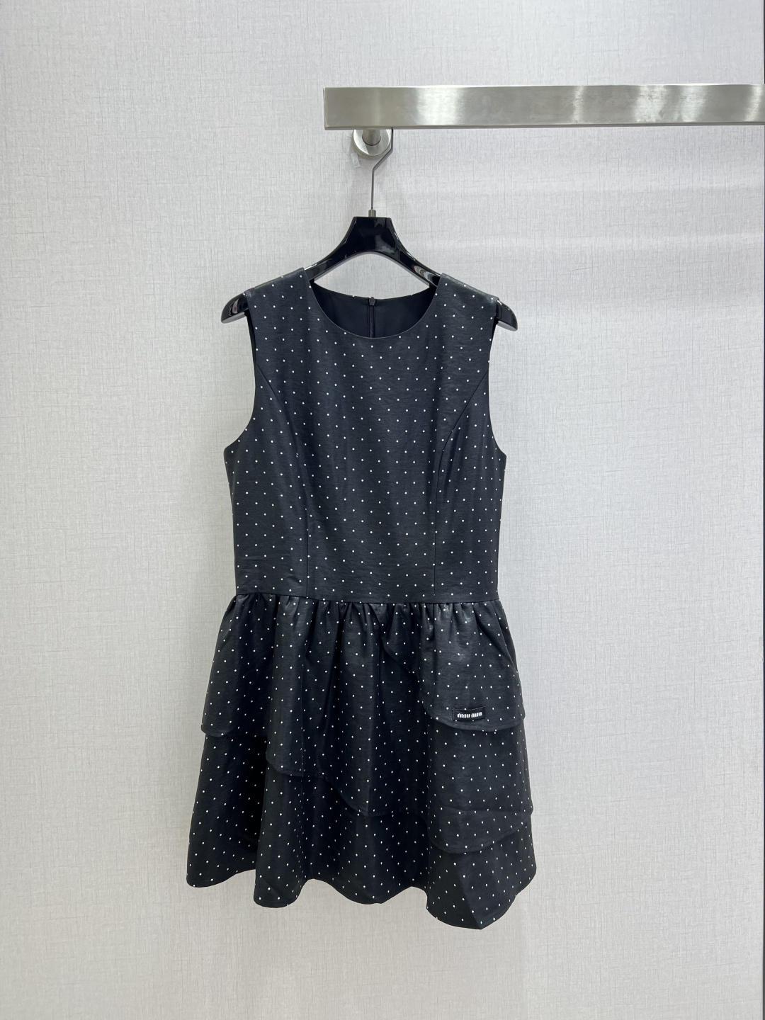 NO:808898,Highly recommended for spring and summer 26, the polka-dot tank top cake dress has a super western style. The upper body is casually high-end and effortlessly fashionable. The overall style is simple and elegant. The silhouette is comfortable to wear and intellectual. It creates a cool and high-end feel. Customized accessories. Perfect workmanship. Look at the details. Two colors. SML code. High-quality ABC, skirts.19860909强烈推荐 26春夏新款 波点背心蛋糕连衣裙 版型超洋气 上身就一整个不经意的高级 毫不费力的时髦 整体简约大方 廓形穿着舒适 知性大气 打造飒爽高级感,开模定制配件,完美做工品质看细节 两个色 SML码 高品质ABC,,skirts,,Women's clothing