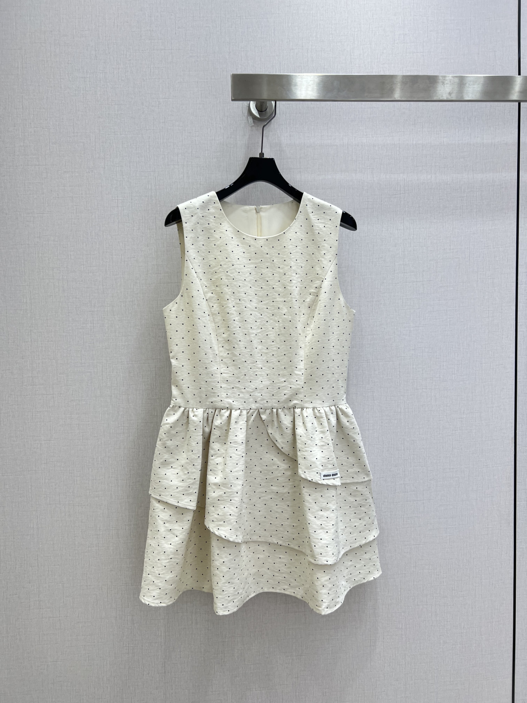 NO:808902,Highly recommended for spring and summer 26, the polka-dot tank top cake dress has a super western style. The upper body is casually high-end and effortlessly fashionable. The overall style is simple and elegant. The silhouette is comfortable to wear and intellectual. It creates a cool and high-end feel. Customized accessories. Perfect workmanship. Look at the details. Two colors. SML code. High-quality ABC, skirts.19860909强烈推荐 26春夏新款 波点背心蛋糕连衣裙 版型超洋气 上身就一整个不经意的高级 毫不费力的时髦 整体简约大方 廓形穿着舒适 知性大气 打造飒爽高级感,开模定制配件,完美做工品质看细节 两个色 SML码 高品质ABC,,skirts,,Women's clothing