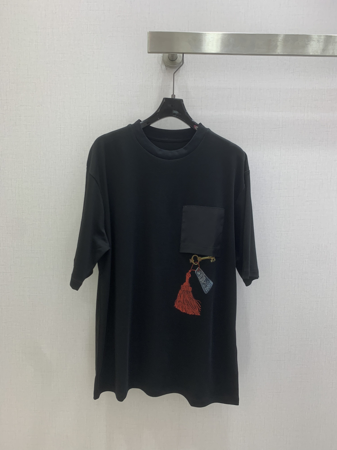 NO:808277,Highly recommended 26 spring and summer new leather pattern printed short-sleeved T-shirt. It is very dense and feels great. It is a really hard-working one!  !  Perfect details, regular fit!  The upper body is not picky at all, is simple and generous, and instantly enhances your temperament. Popular recommendation, two colors SML code, high quality ABC, T-shirt, tees, t-shirt,19860909强烈推荐 26春夏新款 拼皮图案印花短袖T恤 密度很高手感超好 真的费劲心血的一款！！细节完美 常规版型！上身完全不挑人简单大方,瞬间提升气质 爆款推荐,两个色 SML码 高品质ABC,,T-shirt,tees，t-shirt,,Women's clothing