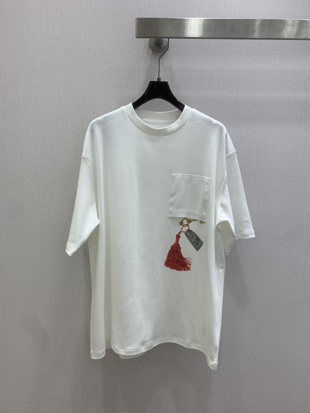 NO:808271,Highly recommended 26 spring and summer new leather pattern printed short-sleeved T-shirt. It is very dense and feels great. It is a really hard-working one!  !  Perfect details, regular fit!  The upper body is not picky at all, is simple and generous, and instantly enhances your temperament. Popular recommendation, two colors SML code, high quality ABC, T-shirt, tees, t-shirt,19860909强烈推荐 26春夏新款 拼皮图案印花短袖T恤 密度很高手感超好 真的费劲心血的一款！！细节完美 常规版型！上身完全不挑人简单大方,瞬间提升气质 爆款推荐,两个色 SML码 高品质ABC,,T-shirt,tees，t-shirt,,Women's clothing