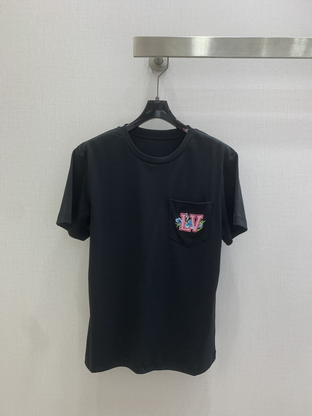 NO:808265,Highly recommended 26 spring and summer new style pocket embroidered short-sleeved T-shirt. It has a high density and feels great. It’s a really hard-working one!  !  Perfect details, regular fit!  The upper body is not picky at all, is simple and generous, and instantly enhances your temperament. Popular recommendation, two colors SML code, high quality ABC, T-shirt, tees, t-shirt,19860909强烈推荐 26春夏新款 口袋刺绣短袖T恤 密度很高手感超好 真的费劲心血的一款！！细节完美 常规版型！上身完全不挑人简单大方,瞬间提升气质 爆款推荐,两个色 SML码 高品质ABC,,T-shirt,tees，t-shirt,,Women's clothing