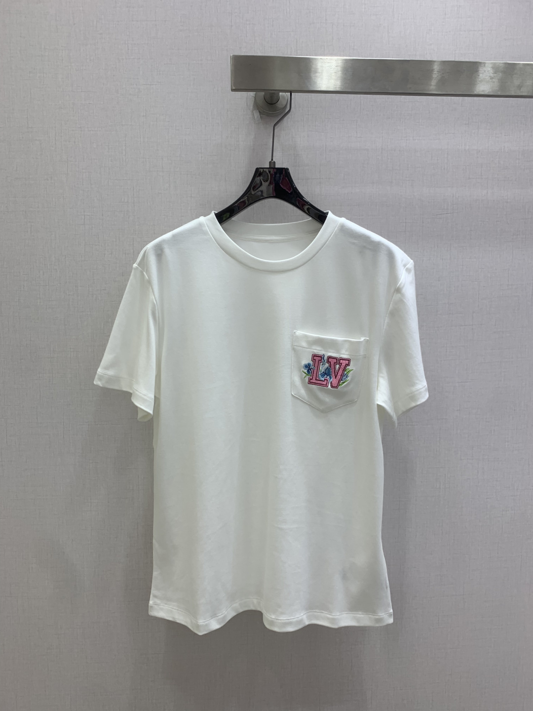 NO:808259,Highly recommended 26 spring and summer new style pocket embroidered short-sleeved T-shirt. It has a high density and feels great. It’s a really hard-working one!  !  Perfect details, regular fit!  The upper body is not picky at all, is simple and generous, and instantly enhances your temperament. Popular recommendation, two colors SML code, high quality ABC, T-shirt, tees, t-shirt,19860909强烈推荐 26春夏新款 口袋刺绣短袖T恤 密度很高手感超好 真的费劲心血的一款！！细节完美 常规版型！上身完全不挑人简单大方,瞬间提升气质 爆款推荐,两个色 SML码 高品质ABC,,T-shirt,tees，t-shirt,,Women's clothing