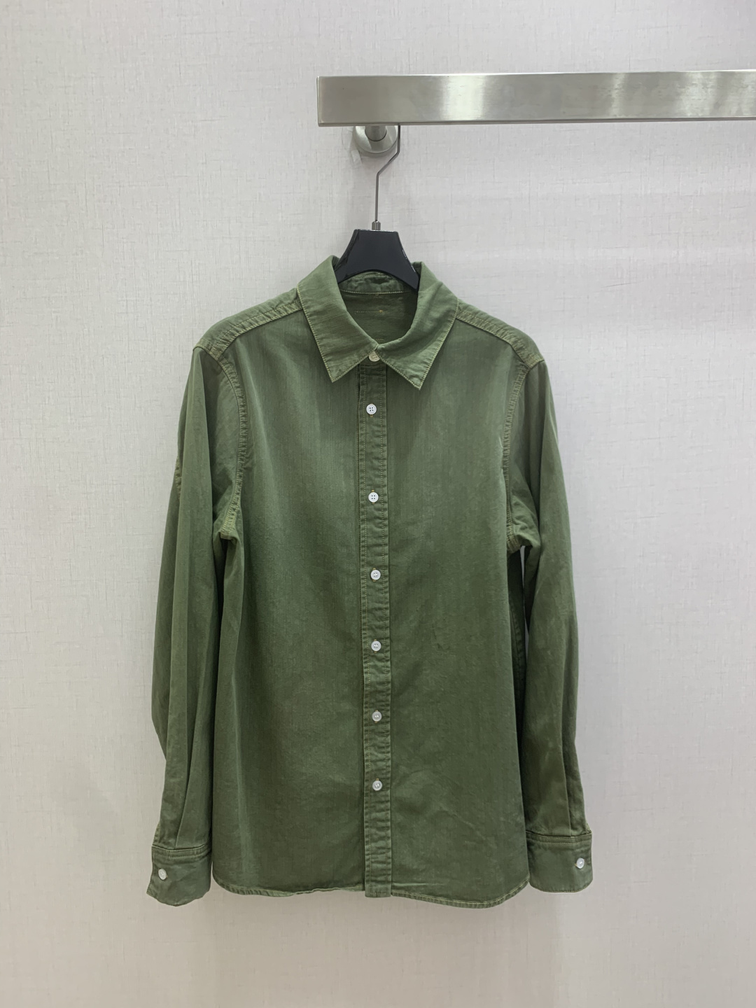 NO:808252,Highly recommended 26 spring and summer new style retro lapel denim shirt, retro distressed washed color, a daily item with a sense of relaxation. The neat shirt shape, washed white process gives the fabric a unique texture, the loose silhouette is both comfortable and fashionable, it is great when worn alone and layered, and it is easy to create an effortless sweet and cool style. One color SMLXL code, high quality ABC,, shirts,19860909强烈推荐 26春夏新款 复古翻领牛仔衬衫 复古做旧洗水颜色 自带松弛感的日常单品.利落的衬衫版型,水洗磨白工艺赋予面料独特质感,宽松廓形兼顾舒适与时髦,单穿叠穿都很出彩,轻松打造不费力的甜酷风格.一个色 SMLXL码 高品质ABC,,shirts,,Women's clothing