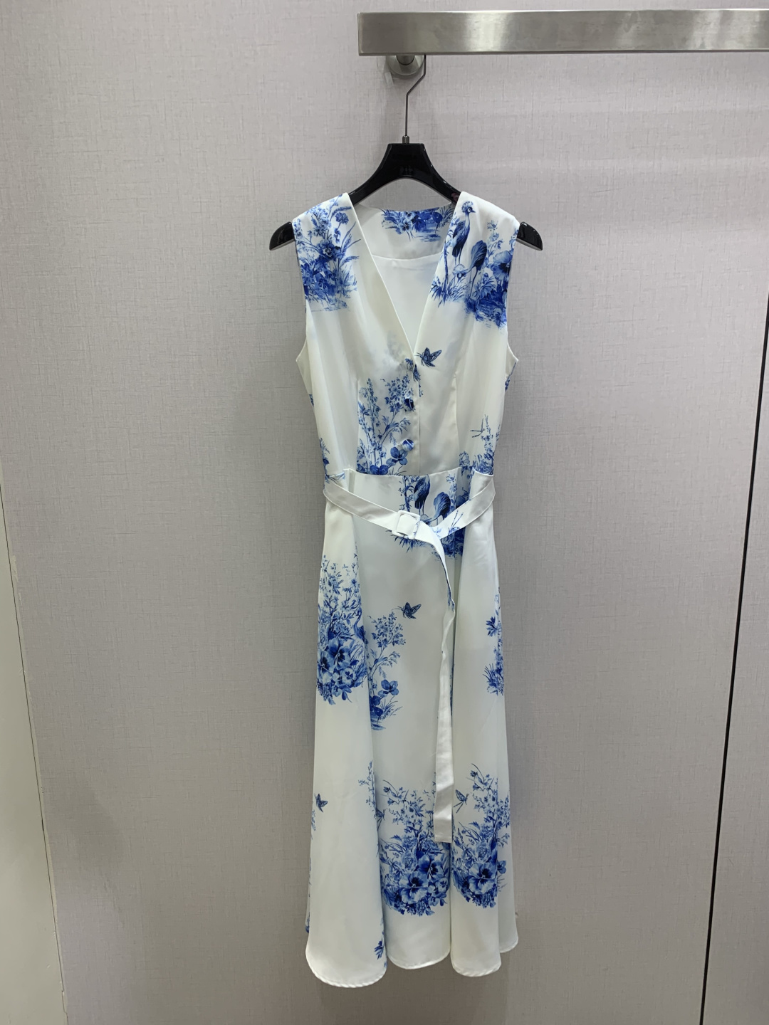 NO:808248,Highly recommended 26 spring and summer new style sleeveless printed belt dress. Positioned and penetrated printing. The V-neck sleeveless design is neat and elegant. The waist belt of the same color accurately holds the waistline. The large hanging skirt brings a gentle atmosphere. The most amazing thing is the blue flower and bird print on the white background. It is like wearing blue and white porcelain on the body, with a cool and noble feeling. One color SMLXL code, high quality ABC,,skirts,19860909强烈推荐 26春夏新款 无袖印花腰带连衣裙 定位渗透印花 V领无袖的设计利落又显气质,腰间同色系腰带精准收住腰线,垂坠的大裙摆自带温柔氛围感.最绝的是白底色上的蓝调花鸟印花,像把青花瓷穿在了身上,自带清冷贵气感.一个色 SMLXL码 高品质ABC,,skirts,,Women's clothing