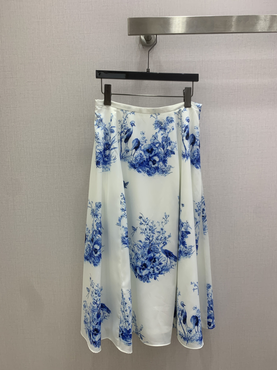 NO:808244,Highly recommended 26 spring and summer new style. Printed long skirt. Positioned and penetrated printing. The satin fabric with full drape feels elegant when walking. The high-waisted large skirt is super friendly to the pear-shaped body and easily hides the flesh of the crotch and legs. The blue and white flower and bird print is exquisite and charming. Paired with the same series of shirts, it will be a gentle and elegant style. One color SMLXL code, high quality ABC,,skirts,shirts,19860909强烈推荐 26春夏新款 印花长半裙 定位渗透印花 垂坠感满分的缎面面料,走动时自带飘逸感,高腰大裙摆对梨形身材超友好,轻松藏住胯部和腿部的肉肉.蓝白花鸟印花精致又有韵味,搭配同系列衬衫就是温柔千金风 一个色 SMLXL码 高品质ABC,,skirts,shirts,,Women's clothing