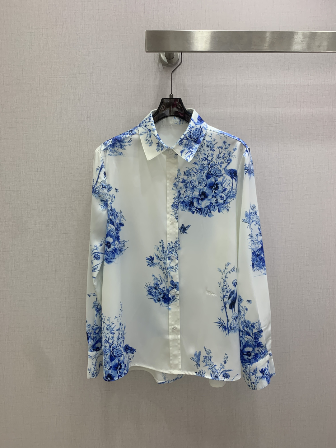 NO:808240,Highly recommended 26 spring and summer new style printed lapel shirt, positioning and penetration printing. Wearing blue and white porcelain on the body, it is a relaxing item with its own oriental charm. The blue and white flower and bird print is exquisite and unobtrusive, with a cool and gentle temperament. It can be worn with jeans and skirts to create a high-end feel. It is a versatile and unmistakable treasure shirt in the wardrobe. One color SMLXL code, high quality ABC, skirts, jeans, shirts,19860909强烈推荐 26春夏新款 印花翻领衬衫 定位渗透印花 把青花瓷穿在身上,是自带东方韵味的松弛感单品. 蓝白花鸟印花精致又不张扬,自带清冷又温柔的气质,搭配牛仔裤、半身裙都能穿出高级感,是衣柜里百搭不出错的宝藏衬衫.一个色 SMLXL码 高品质ABC,,skirts,jeans,shirts,,Women's clothing