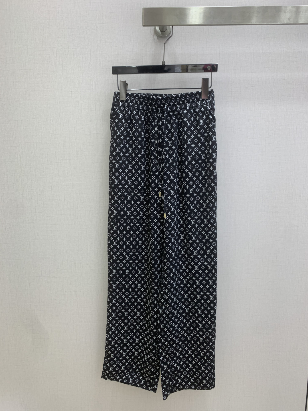 NO:808255,Highly recommended 26 spring and summer new style, presbyopic lapel pocket shirt, presbyopic drawstring straight trousers, separate batches, cute style, full of small details, which is a plus. Exquisite workmanship, age-reducing fashion, good hold style, won the hearts of fairies, soft and textured, classic, two colors, SML code, high quality, shirts,19860909强烈推荐 26春夏新款 老花翻领口袋衬衫老花抽绳直筒长裤 分开批 可A可乖的风格,满满小细节太加分了.做工精致 减龄时尚 好HOLD住造型 深得仙女心 柔软有质感 经典之作 两个色 SML码 高品,,shirts,,Women's clothing
