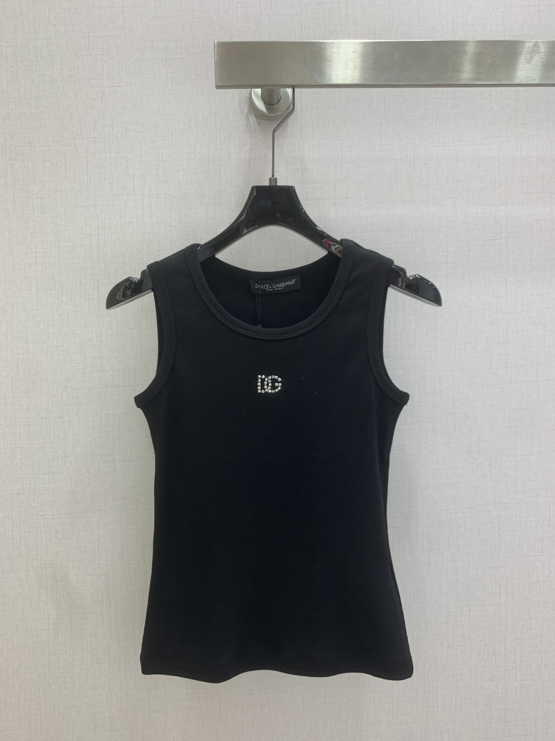 NO:808223,Highly recommend the new 26 spring and summer letter beaded vest top. It has the same high-end feel as always. The key is that it is super easy to match. It can match any outfit!  The muscles and bones feel great, and the moisture absorption and breathability are also very good. It has a better display effect on the figure. From the front and side, it looks very stylish. Two colors. SML code. High quality ABC.19860909强烈推荐 26春夏新款 字母钉珠背心上衣 一如既往的高级感,关键是超级好搭,随便什么衣服拿来都配一脸！筋骨感很棒 吸湿透气性也很好,对身材的展示效果比较好,从正面侧面看都倍儿洋气 两个色 SML码 高品质ABC,,,Women's clothing