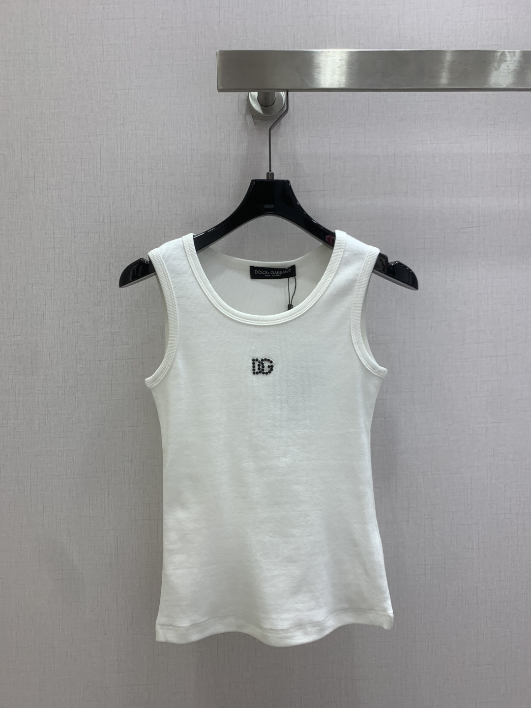 NO:808219,Highly recommend the new 26 spring and summer letter beaded vest top. It has the same high-end feel as always. The key is that it is super easy to match. It can match any outfit!  The muscles and bones feel great, and the moisture absorption and breathability are also very good. It has a better display effect on the figure. From the front and side, it looks very stylish. Two colors. SML code. High quality ABC.19860909强烈推荐 26春夏新款 字母钉珠背心上衣 一如既往的高级感,关键是超级好搭,随便什么衣服拿来都配一脸！筋骨感很棒 吸湿透气性也很好,对身材的展示效果比较好,从正面侧面看都倍儿洋气 两个色 SML码 高品质ABC,,,Women's clothing