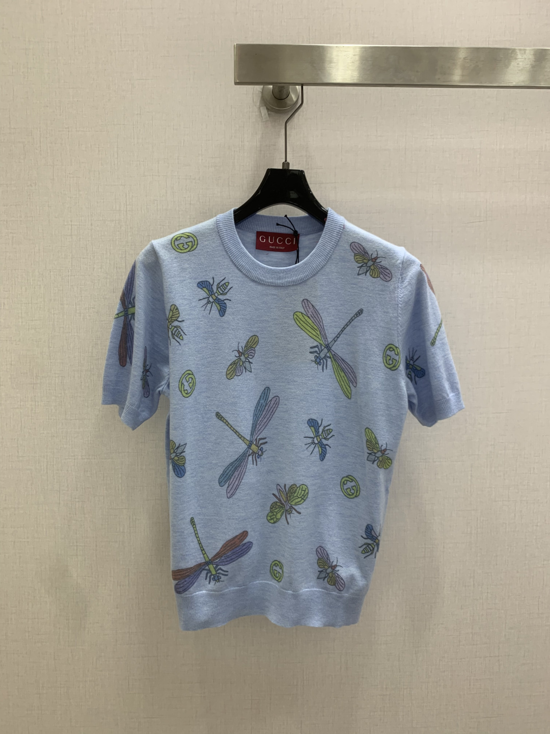 NO:808226,Highly recommended 26 spring and summer new products, dragonfly print short-sleeved top, classic sweater, wool, delicate and soft texture. Classic age-reducing item!  The pattern doesn’t make your upper body look slimmer!  A perfect item that Bai Fumei must buy. The texture is superb and the workmanship is perfect!  Grab the spot now and get the big orders!  Two colors SML code high quality ABC, sweaters, T-shirt,19860909强烈推荐 26春夏新品 蜻蜓印花短袖上衣 经典毛衣 羊毛 质感细腻软糯.经典减龄单品！版型不挑人上身巨显瘦！白富美必收的完美单品.质感超赞完美做工品质！现货开抢 大单子甩过来！两个色 SML码 高品质ABC,,sweaters,T-shirt,,Women's clothing
