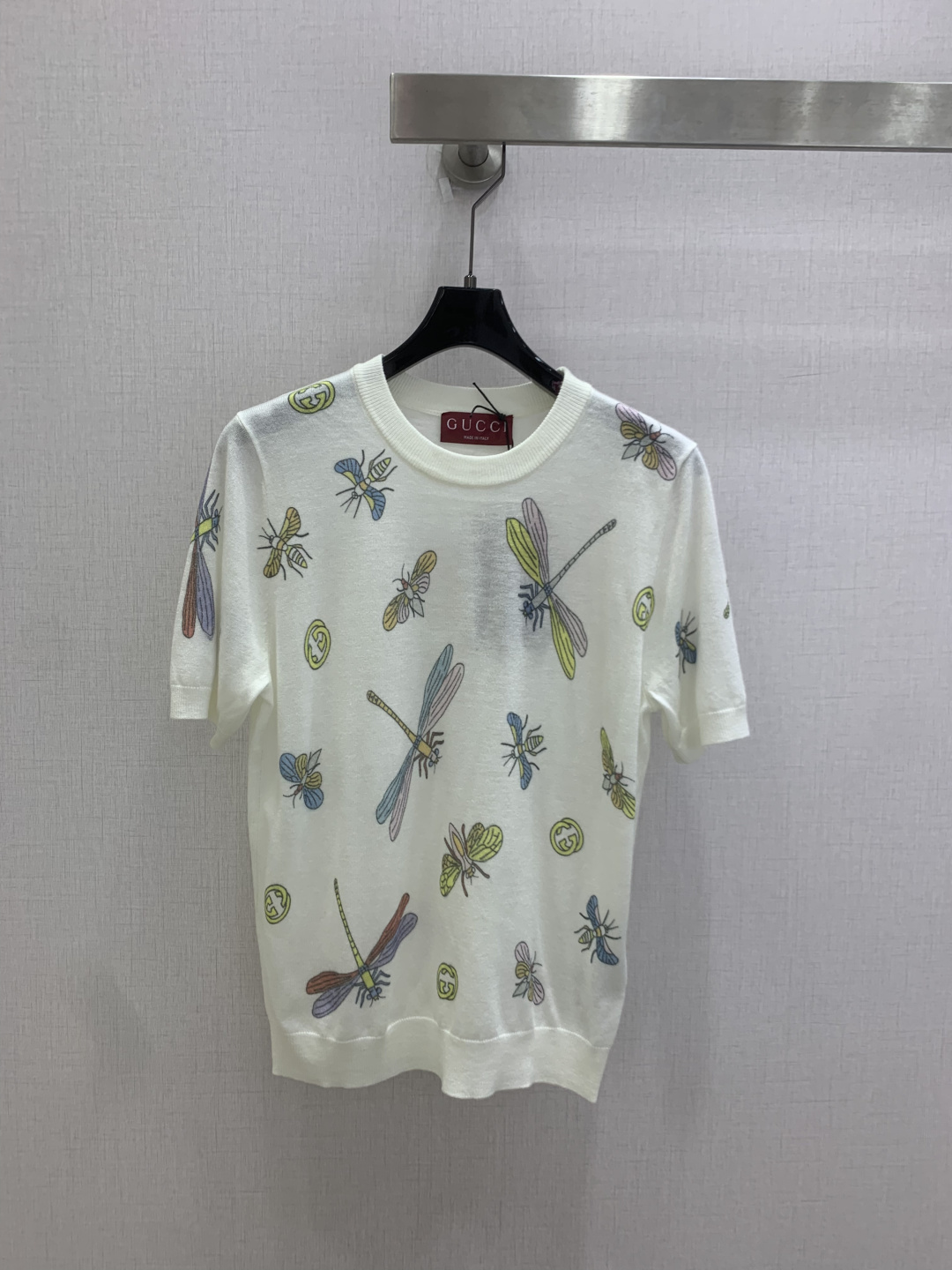 NO:808222,Highly recommended 26 spring and summer new products, dragonfly print short-sleeved top, classic sweater, wool, delicate and soft texture. Classic age-reducing item!  The pattern doesn’t make your upper body look slimmer!  A perfect item that Bai Fumei must buy. The texture is superb and the workmanship is perfect!  Grab the spot now and get the big orders!  Two colors SML code high quality ABC, sweaters, T-shirt,19860909强烈推荐 26春夏新品 蜻蜓印花短袖上衣 经典毛衣 羊毛 质感细腻软糯.经典减龄单品！版型不挑人上身巨显瘦！白富美必收的完美单品.质感超赞完美做工品质！现货开抢 大单子甩过来！两个色 SML码 高品质ABC,,sweaters,T-shirt,,Women's clothing