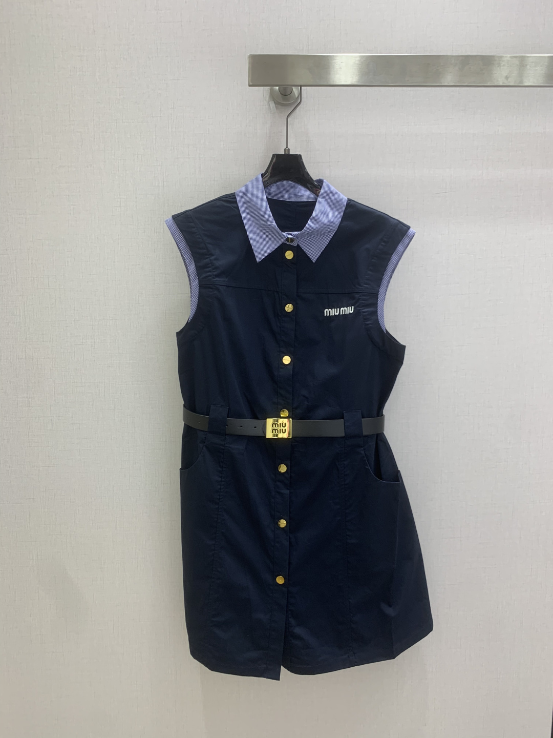 NO:808230,Highly recommended for spring and summer 26. Contrast color lapel belt dress. The style is super western. The upper body is casually high-end. Effortlessly fashionable. The overall style is simple and elegant. The silhouette is comfortable to wear. Intelligent and atmospheric. Creates a cool and high-end feel. Customized accessories. Perfect workmanship. Look at the details. Two colors. SML code. High quality ABC,,skirts,19860909强烈推荐 26春夏新款 撞色翻领腰带连衣裙 版型超洋气 上身就一整个不经意的高级 毫不费力的时髦 整体简约大方 廓形穿着舒适 知性大气 打造飒爽高级感,开模定制配件,完美做工品质看细节 两个色 SML码 高品质ABC,,skirts,,Women's clothing