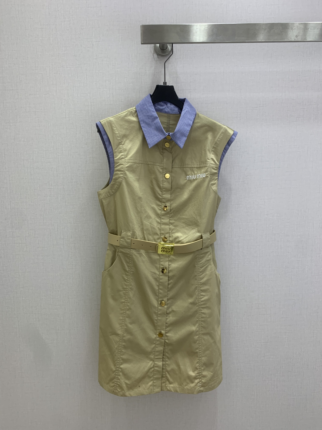 NO:808225,Highly recommended for spring and summer 26. Contrast color lapel belt dress. The style is super western. The upper body is casually high-end. Effortlessly fashionable. The overall style is simple and elegant. The silhouette is comfortable to wear. Intelligent and atmospheric. Creates a cool and high-end feel. Customized accessories. Perfect workmanship. Look at the details. Two colors. SML code. High quality ABC,,skirts,19860909强烈推荐 26春夏新款 撞色翻领腰带连衣裙 版型超洋气 上身就一整个不经意的高级 毫不费力的时髦 整体简约大方 廓形穿着舒适 知性大气 打造飒爽高级感,开模定制配件,完美做工品质看细节 两个色 SML码 高品质ABC,,skirts,,Women's clothing