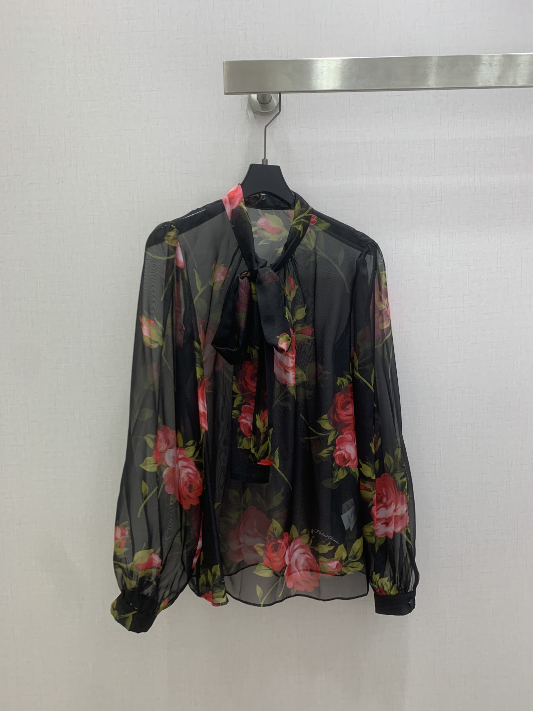 NO:808199,Highly recommended 26 spring and summer new silk printed lace-up shirts, floating collar shirts, pattern printed silk fabrics, fashionable and elegant, one color, SMLXL code, high quality ABC, shirts, real silk,19860909强烈推荐 26春夏新款 真丝印花系带衬衫 飘带领衬衫 图案印花真丝面料 时尚大方 一个色 SMLXL码 高品质ABC,,shirts,real silk,,Women's clothing