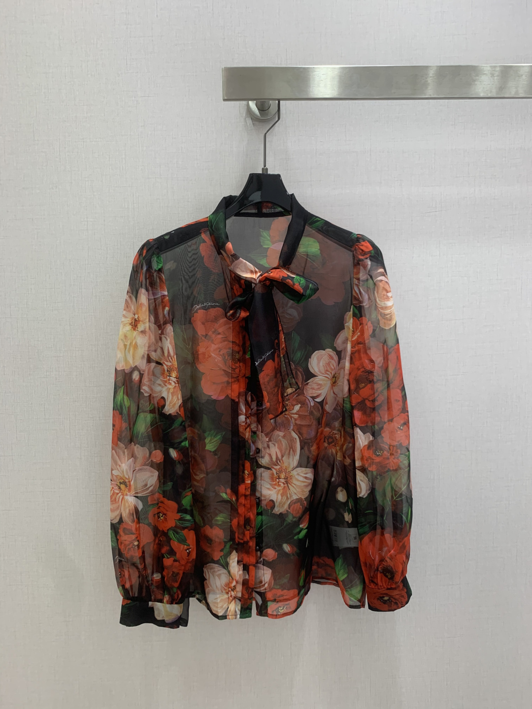NO:808214,Highly recommended 26 spring and summer new style Silk printed lace-up shirt Floating collared shirt Pattern printed silk fabric Pearl breasted buttons Fashionable and elegant The quality of workmanship depends on the details Two colors SMLXL code High quality ABC, shirts, real silk,19860909强烈推荐 26春夏新款 真丝印花系带衬衫 飘带领衬衫 图案印花真丝面料 珍珠排扣 时尚大方 做工品质看细节 两个色 SMLXL码 高品质ABC,,shirts,real silk,,Women's clothing
