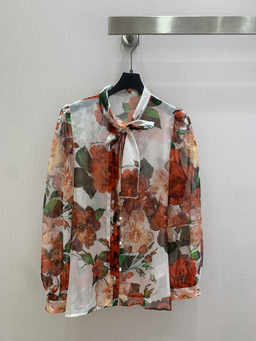 NO:808210,Highly recommended 26 spring and summer new style Silk printed lace-up shirt Floating collared shirt Pattern printed silk fabric Pearl breasted buttons Fashionable and elegant The quality of workmanship depends on the details Two colors SMLXL code High quality ABC, shirts, real silk,19860909强烈推荐 26春夏新款 真丝印花系带衬衫 飘带领衬衫 图案印花真丝面料 珍珠排扣 时尚大方 做工品质看细节 两个色 SMLXL码 高品质ABC,,shirts,real silk,,Women's clothing