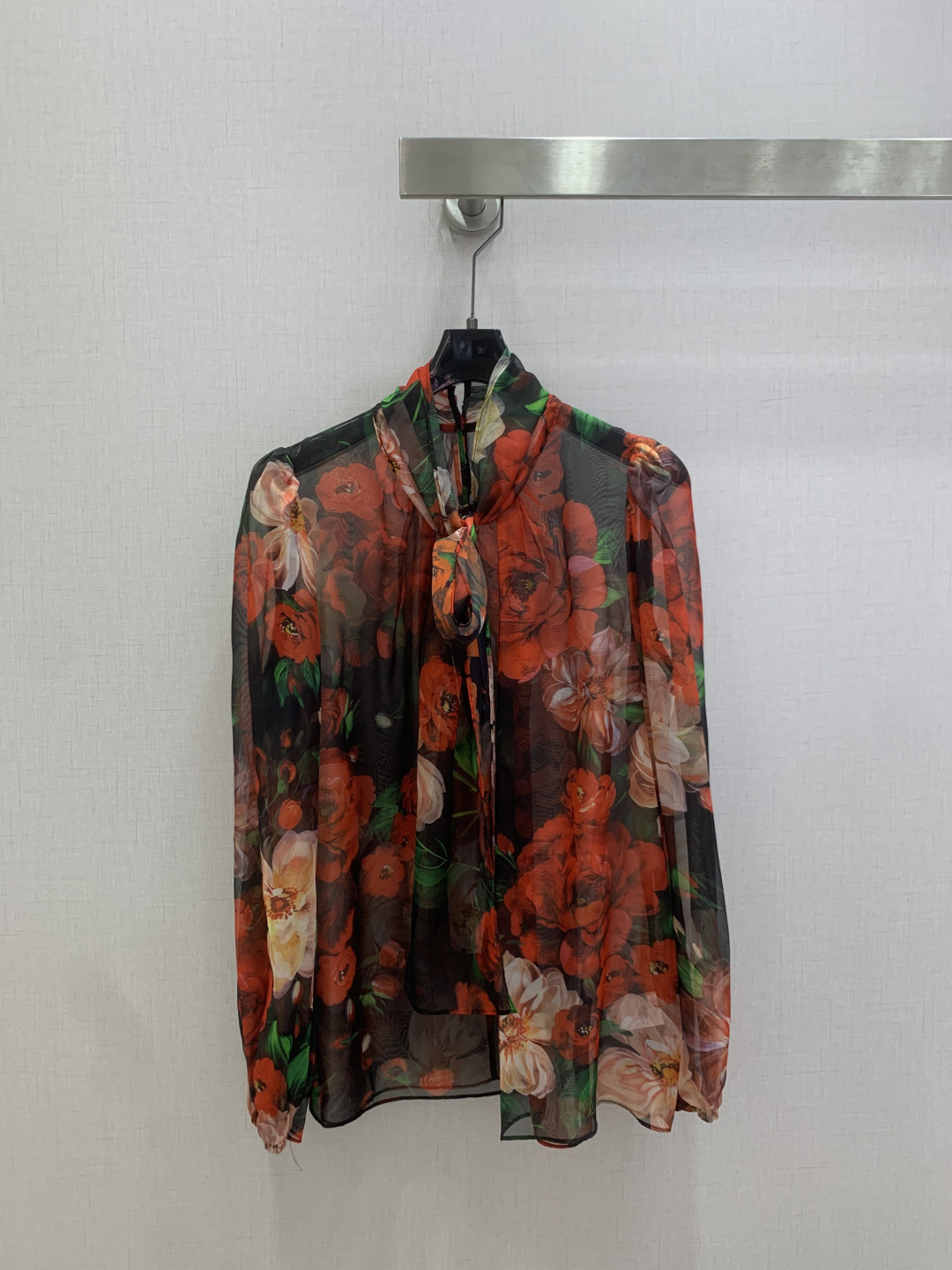 NO:808202,Highly recommended 26 spring and summer new silk printed floating collar shirt, pattern printed silk fabric, fashionable and elegant, two colors, SMLXL code, high quality ABC, shirts, real silk,19860909强烈推荐 26春夏新款 真丝印花飘带领衬衫 图案印花真丝面料 时尚大方 两个色 SMLXL码 高品质ABC,,shirts,real silk,,Women's clothing
