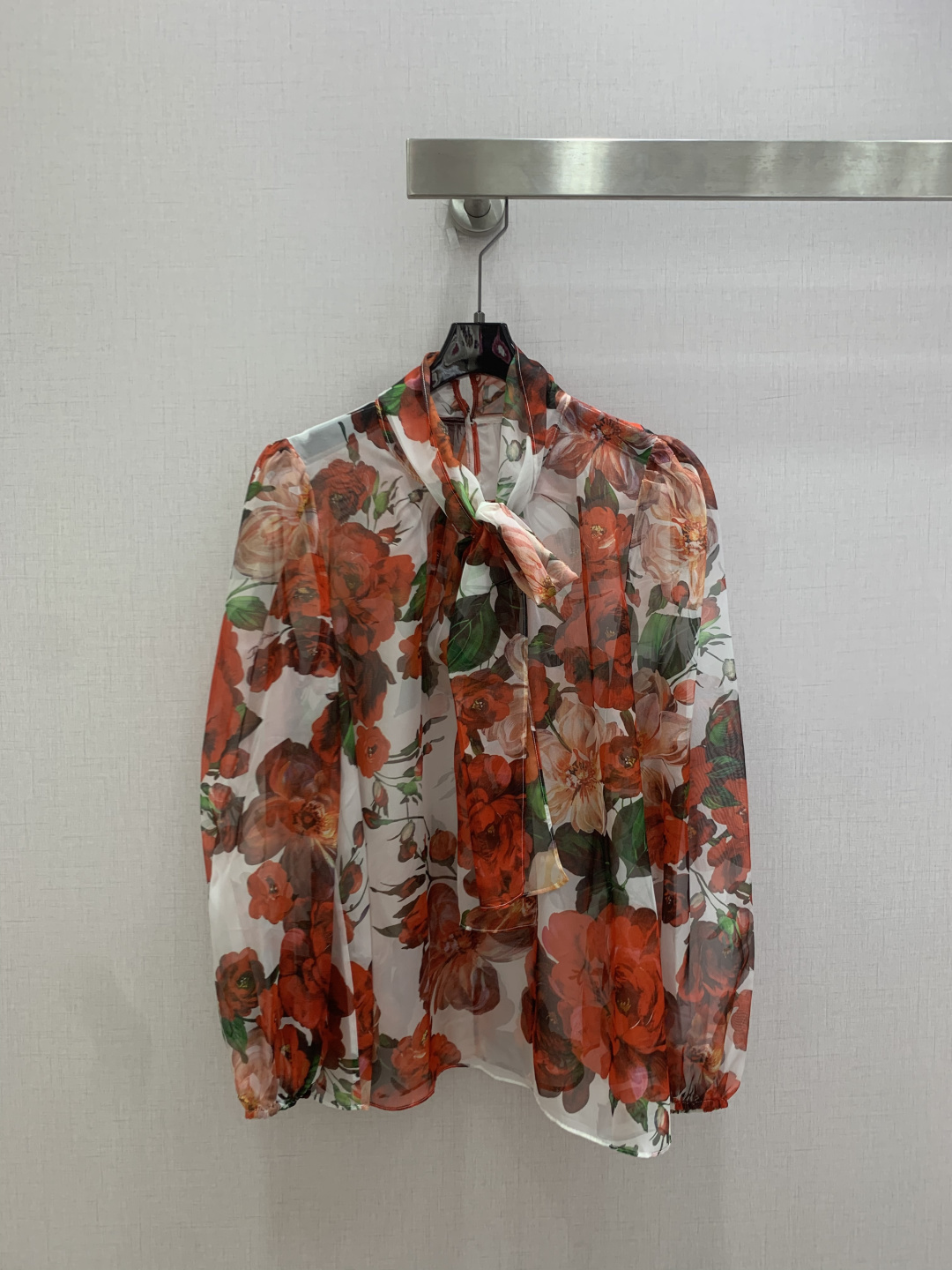 NO:808194,Highly recommended 26 spring and summer new silk printed floating collar shirt, pattern printed silk fabric, fashionable and elegant, two colors, SMLXL code, high quality ABC, shirts, real silk,19860909强烈推荐 26春夏新款 真丝印花飘带领衬衫 图案印花真丝面料 时尚大方 两个色 SMLXL码 高品质ABC,,shirts,real silk,,Women's clothing