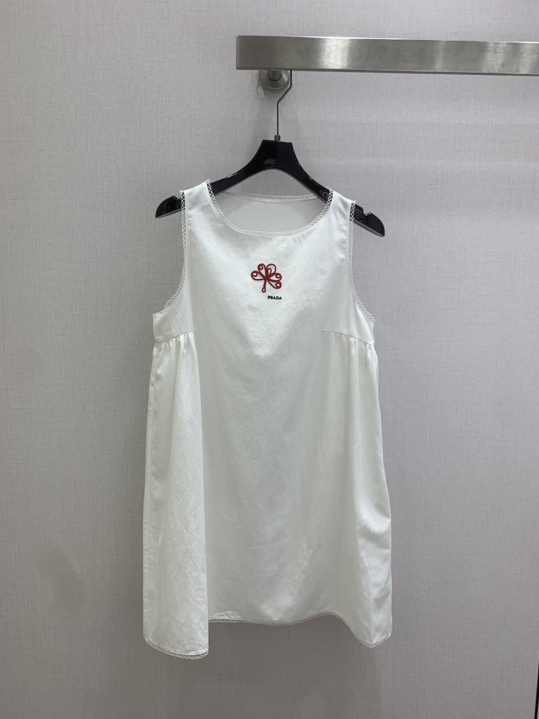 NO:808178,Highly recommended 26 spring and summer new style lace embroidered vest dress. The style is super western. The upper body is casually high-end. Effortlessly fashionable. The overall is simple and elegant. The silhouette is comfortable to wear. Intellectual atmosphere. Creates a cool and high-end sense. Customized accessories. Perfect workmanship. Look at the details. One color SML code. High quality ABC,,skirts,19860909强烈推荐 26春夏新款 蕾丝边刺绣背心连衣裙 版型超洋气 上身就一整个不经意的高级 毫不费力的时髦 整体简约大方 廓形穿着舒适 知性大气 打造飒爽高级感,开模定制配件,完美做工品质看细节 一个色 SML码 高品质ABC,,skirts,,Women's clothing