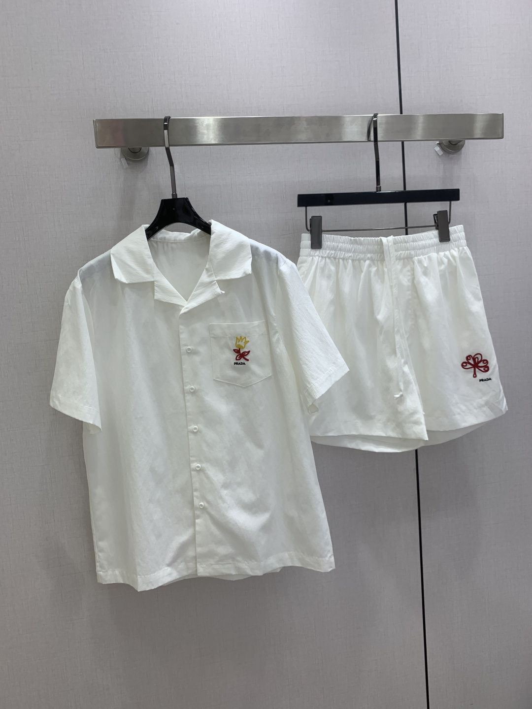 NO:808172,Highly recommended 26 spring and summer new embroidered pocket shirt and shorts suit. Adorable style, full of small details, which is a plus. Exquisite workmanship, age-reducing fashion, good hold style, won the heart of fairies, classic, one color SML code, high quality ABC, shorts, shirts,19860909强烈推荐 26春夏新款 刺绣口袋衬衫短裤套装 可A可乖的风格,满满小细节太加分了.做工精致 减龄时尚 好HOLD住造型 深得仙女心 经典之作 一个色 SML码 高品质ABC,,shorts,shirts,,Women's clothing