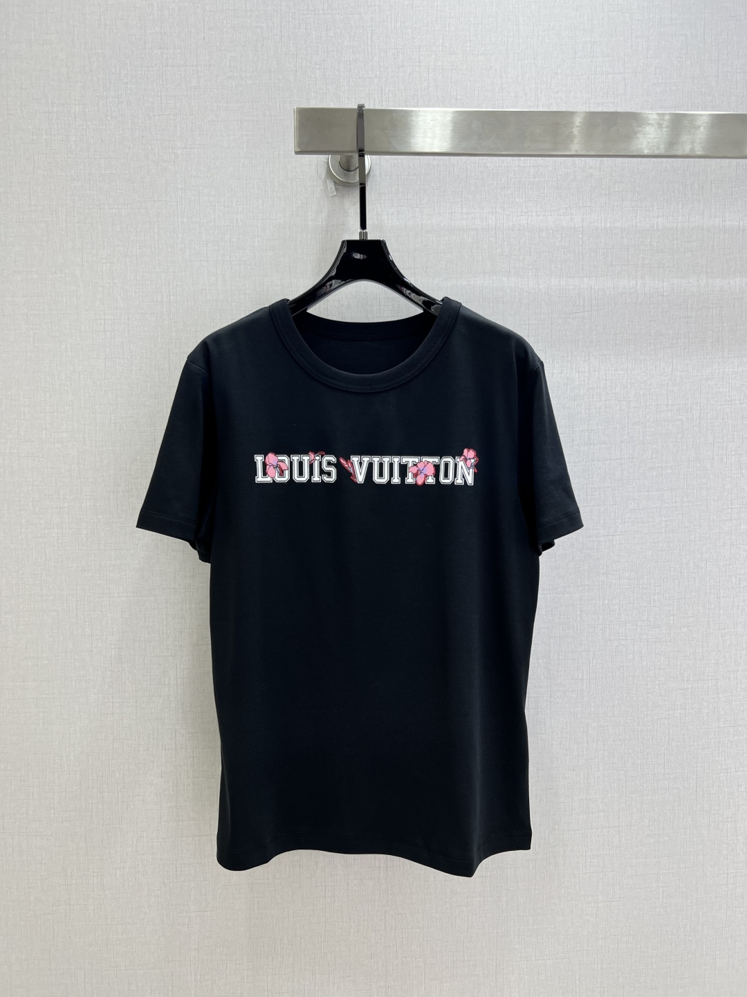 NO:822914,Highly recommended 26 spring and summer new letter printed short-sleeved T-shirt. It is very dense and feels great. It is a really hard-working one!  !  Perfect details, regular fit!  The upper body is not picky at all, it is simple and generous, and it instantly improves your temperament. Popular recommendation, one color SML code, high quality ABC, T-shirt, tees, t-shirt,19860909强烈推荐 26春夏新款 字母印花短袖T恤 密度很高手感超好 真的费劲心血的一款！！细节完美 常规版型！上身完全不挑人简单大方,瞬间提升气质 爆款推荐,一个色 SML码 高品质ABC,,T-shirt,tees，t-shirt,,Women's clothing