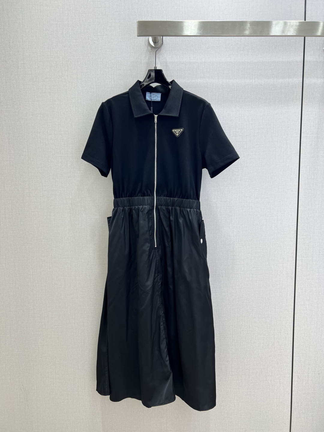 NO:822887,Highly recommended 26 spring and summer new style lapel zipper logo short-sleeved dress, lapel zipper splicing fabric advanced customization, sewn triangle logo, elastic waist design, 2 side pockets casual and generous, two colors SML code high quality ABC,,skirts,T-shirt,19860909强烈推荐 26春夏新款 翻领拉链徽标短袖连衣裙,翻领拉链拼接面料高级定制,缝制三角标,松紧腰设计,2侧插兜口袋休闲大方,两个色 SML码 高品质ABC,,skirts,T-shirt,,Women's clothing