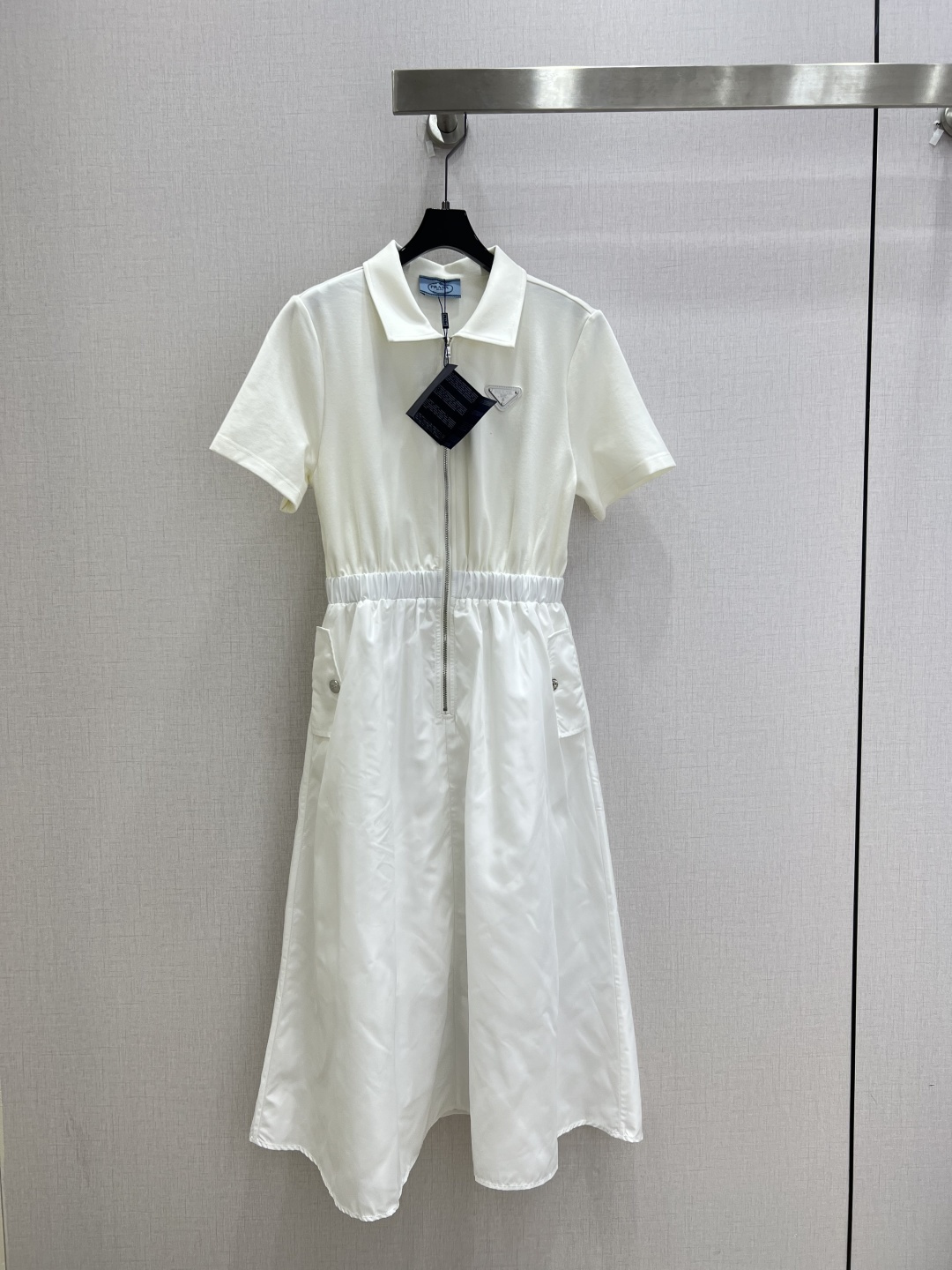 NO:822878,Highly recommended 26 spring and summer new style lapel zipper logo short-sleeved dress, lapel zipper splicing fabric advanced customization, sewn triangle logo, elastic waist design, 2 side pockets casual and generous, two colors SML code high quality ABC,,skirts,T-shirt,19860909强烈推荐 26春夏新款 翻领拉链徽标短袖连衣裙,翻领拉链拼接面料高级定制,缝制三角标,松紧腰设计,2侧插兜口袋休闲大方,两个色 SML码 高品质ABC,,skirts,T-shirt,,Women's clothing