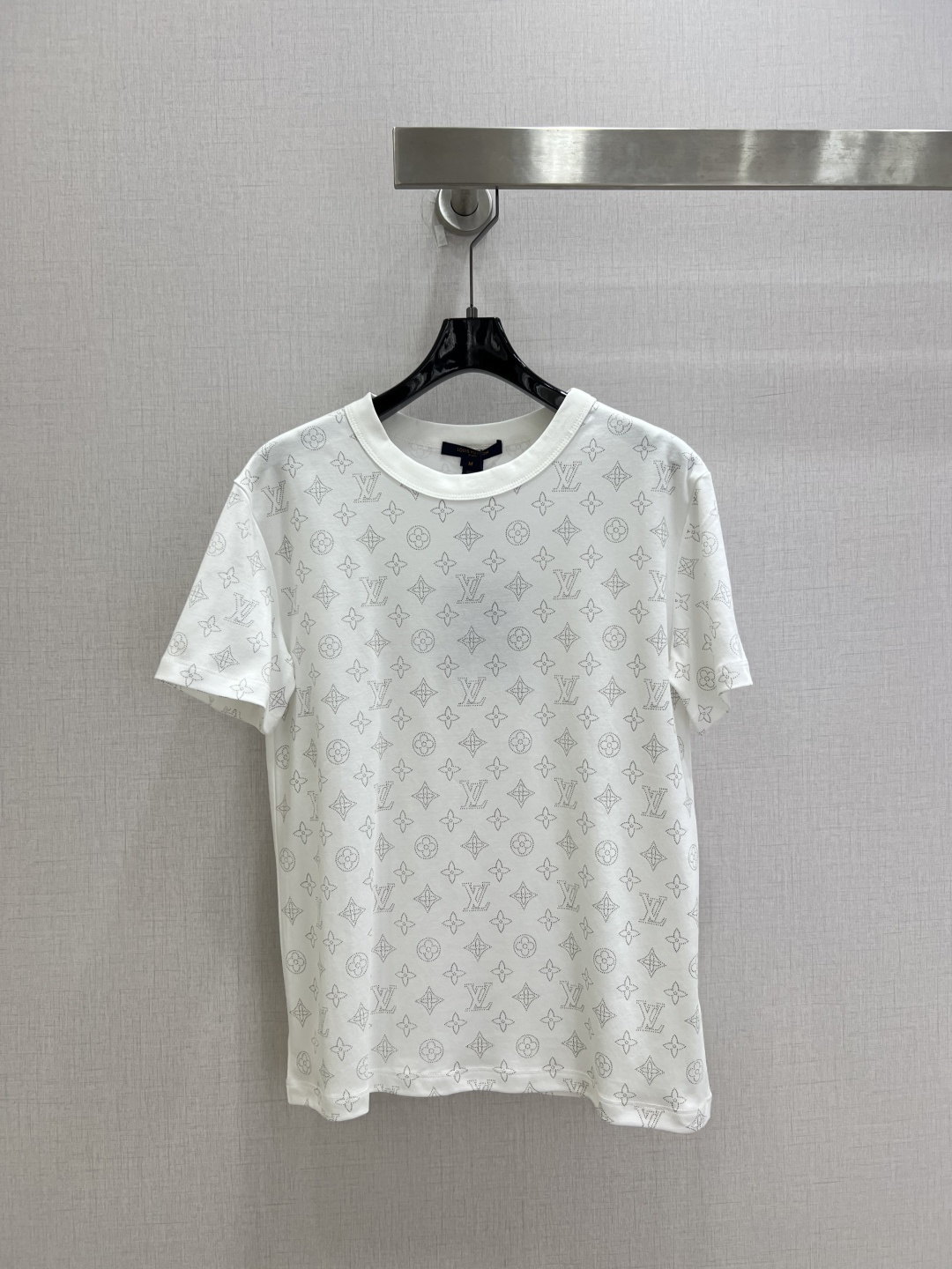 NO:823872,Highly recommended 26 spring and summer new printed short-sleeved T-shirt. It is very dense and feels great. It is a really hard-working one!  !  Perfect details, regular fit!  The upper body is not picky at all, it is simple and generous, and it instantly improves your temperament. Popular recommendation, one color SML code, high quality ABC, T-shirt, tees, t-shirt,19860909强烈推荐 26春夏新款 印花短袖T恤 密度很高手感超好 真的费劲心血的一款！！细节完美 常规版型！上身完全不挑人简单大方,瞬间提升气质 爆款推荐,一个色 SML码 高品质ABC,,T-shirt,tees，t-shirt,,Women's clothing