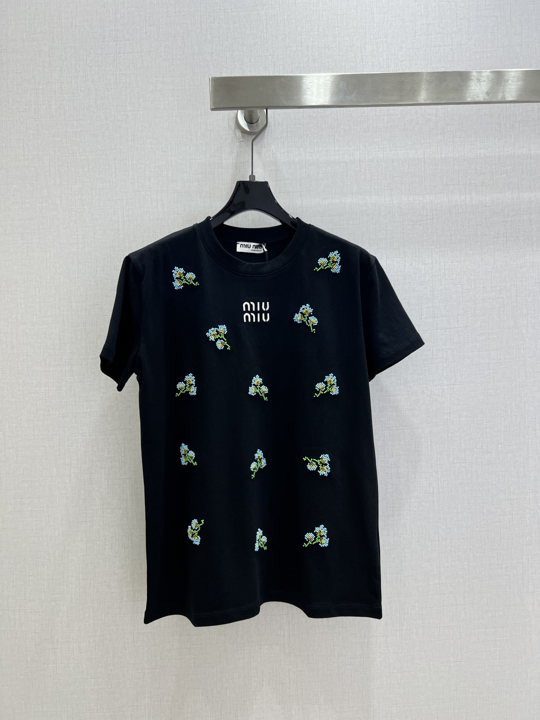 NO:823951,Highly recommended 26 spring and summer new beaded short-sleeved T-shirt. Who can resist this shiny black T-shirt?  The small spring daisies are made into beads and scattered on the body of the clothes. Each one has a blingbling luster. One piece can capture the heartbeat moments of the entire spring and summer. Two colors SML code. High quality ABC, T-shirt, tees, t-shirt,19860909强烈推荐 26春夏新款 串珠短袖T恤 谁能拒绝这件会发光的黑T啊！把春日的小雏菊做成了串珠,散落在衣身上,每一朵都带着blingbling的细碎光泽 一件就能承包整个春夏的心动时刻 两个色 SML码 高品质ABC,,T-shirt,tees，t-shirt,,Women's clothing