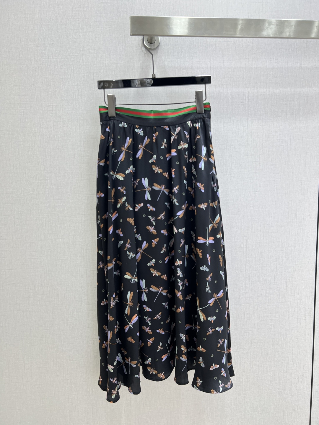 NO:822846,Highly recommended 26 spring and summer new style, ribbon dragonfly printed long skirt, elegant and smart, exuding luxury in simplicity, and the workmanship of the whole dress is very fine!  The version is simple and clear at a glance, beautiful and fantasy, low-key yet eye-catching, you must choose this one. Two colors, SML code, high quality ABC,,skirts,19860909强烈推荐 26春夏新款 织带蜻蜓印花长半裙 飘逸灵动 简约中流露出高奢 整件衣服做工更是非常精细！ 版型简单一目了然,美伦美幻 低调又要引人注目,必选这款 两个色 SML码 高品质ABC,,skirts,,Women's clothing