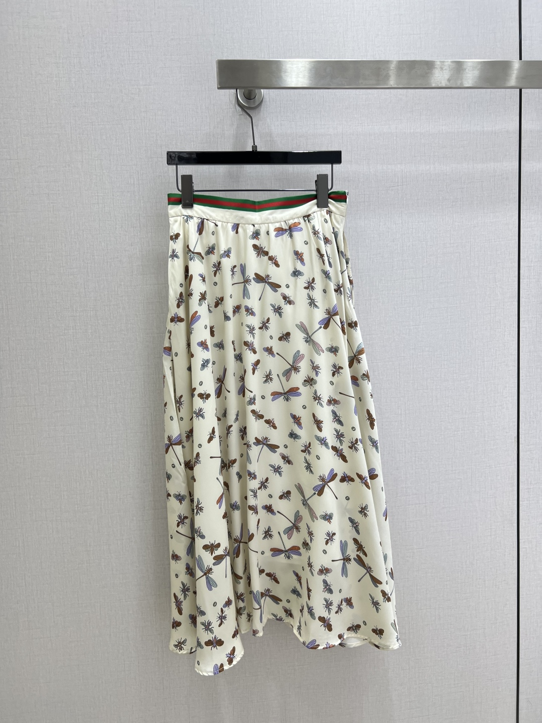 NO:822837,Highly recommended 26 spring and summer new style, ribbon dragonfly printed long skirt, elegant and smart, exuding luxury in simplicity, and the workmanship of the whole dress is very fine!  The version is simple and clear at a glance, beautiful and fantasy, low-key yet eye-catching, you must choose this one. Two colors, SML code, high quality ABC,,skirts,19860909强烈推荐 26春夏新款 织带蜻蜓印花长半裙 飘逸灵动 简约中流露出高奢 整件衣服做工更是非常精细！ 版型简单一目了然,美伦美幻 低调又要引人注目,必选这款 两个色 SML码 高品质ABC,,skirts,,Women's clothing
