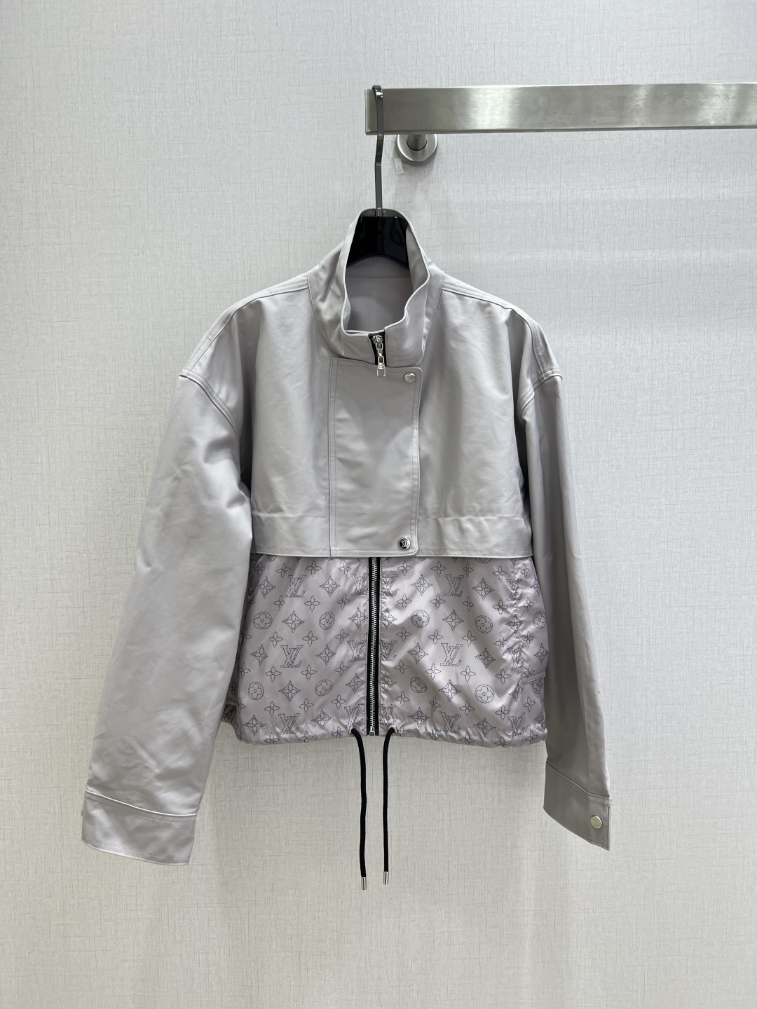 NO:829621,Highly recommended 26 spring and summer new style, spliced ​​printed stand collar jacket, extremely fashionable, advanced customization exclusive logo, unique style, casual and easy!  Not only is the color beautiful, the texture is also great!  Retro and fashionable, two colors SML code, high quality ABC,,jackets & coats,jackets & coats,19860909强烈推荐 26春夏新款 拼接印花立领夹克外套 时髦度爆棚 高级定制专属Logo 绝绝子的版型 随性洒脱！不旦颜色美,质感也敲好！复古又时尚 两个色 SML码 高品质ABC,,jackets & coats,jackets & coats,,Women's clothing