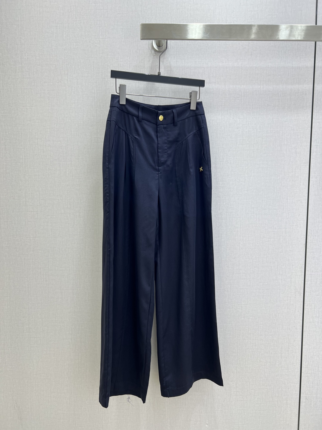 NO:822849,Highly recommend the new 26 spring and summer hardware straight trousers. You are not picky about your body shape. The upper body is particularly good!  The style of the matching is also very versatile. Exquisite advanced customization. The texture of the fabric is awesome. Retro and elegant. The upper body is cool and handsome, age-reducing and fashionable. Two colors. SML code. High quality ABC,,19860909强烈推荐 26春夏新款 五金西直筒长裤 不挑剔身形要求 上身特别赞！搭配的风格也很通吃 精致高级定制 富有肌理感的面料质感超赞 复古优雅 上身酷帅减龄时髦精 两个色 SML码 高品质ABC,,,Women's clothing