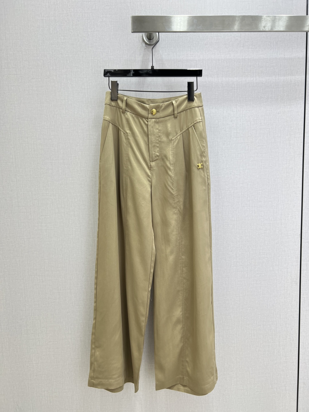 NO:822841,Highly recommend the new 26 spring and summer hardware straight trousers. You are not picky about your body shape. The upper body is particularly good!  The style of the matching is also very versatile. Exquisite advanced customization. The texture of the fabric is awesome. Retro and elegant. The upper body is cool and handsome, age-reducing and fashionable. Two colors. SML code. High quality ABC,,19860909强烈推荐 26春夏新款 五金西直筒长裤 不挑剔身形要求 上身特别赞！搭配的风格也很通吃 精致高级定制 富有肌理感的面料质感超赞 复古优雅 上身酷帅减龄时髦精 两个色 SML码 高品质ABC,,,Women's clothing