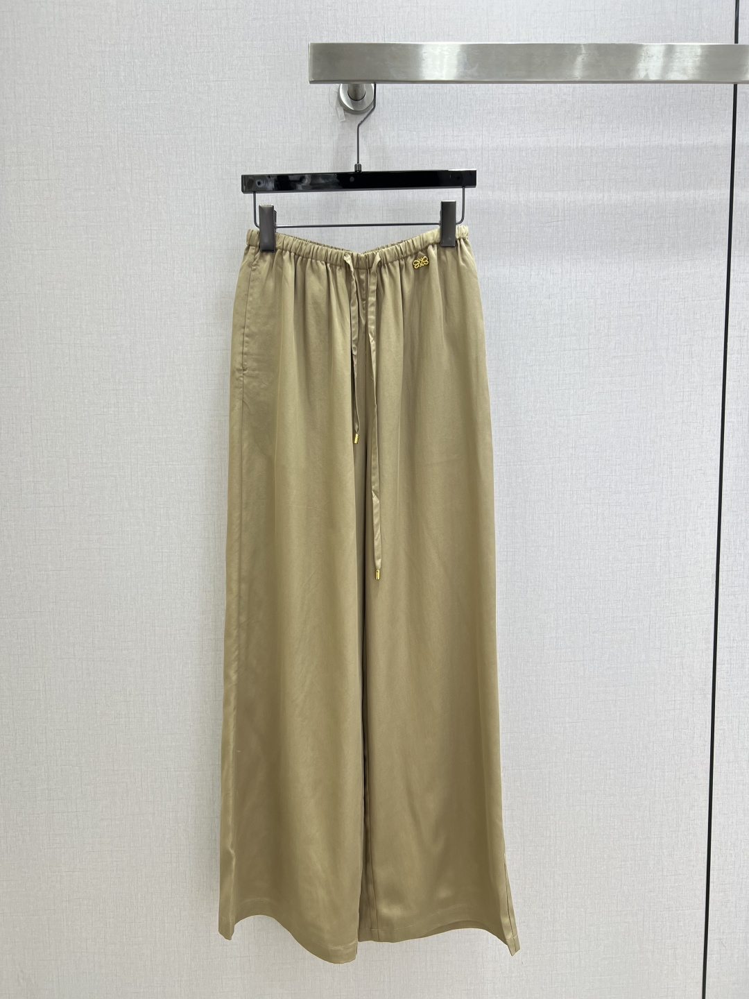 NO:822858,Highly recommend the 26 spring and summer new style drawstring semi-hardware wide-leg trousers. You are not picky about your body shape. The upper body is particularly good!  The style of matching is also very versatile. Exquisite advanced customization. The texture of the fabric is awesome. Retro and elegant. The upper body is cool and handsome, reducing age and fashionable. One color, SML code, high quality ABC,,19860909强烈推荐 26春夏新款 抽绳半五金阔腿长裤 不挑剔身形要求 上身特别赞！搭配的风格也很通吃 精致高级定制 富有肌理感的面料质感超赞 复古优雅 上身酷帅减龄时髦精 一个色 SML码 高品质ABC,,,Women's clothing