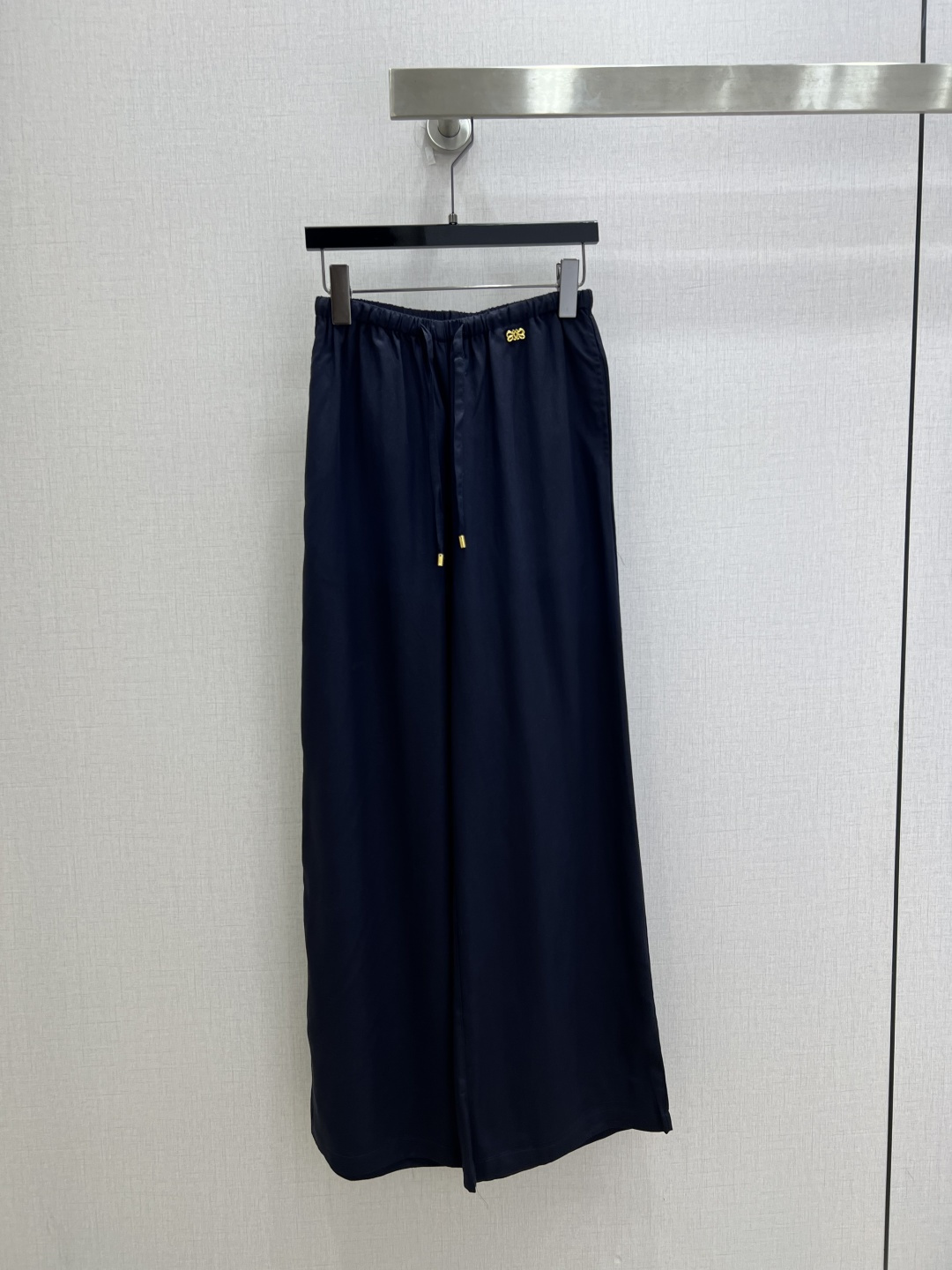 NO:822867,Highly recommend the 26 spring and summer new style drawstring semi-hardware wide-leg trousers. You are not picky about your body shape. The upper body is particularly good!  The style of matching is also very versatile. Exquisite advanced customization. The texture of the fabric is awesome. Retro and elegant. The upper body is cool and handsome, reducing age and fashionable. One color, SML code, high quality ABC,,19860909强烈推荐 26春夏新款 抽绳半五金阔腿长裤 不挑剔身形要求 上身特别赞！搭配的风格也很通吃 精致高级定制 富有肌理感的面料质感超赞 复古优雅 上身酷帅减龄时髦精 一个色 SML码 高品质ABC,,,Women's clothing
