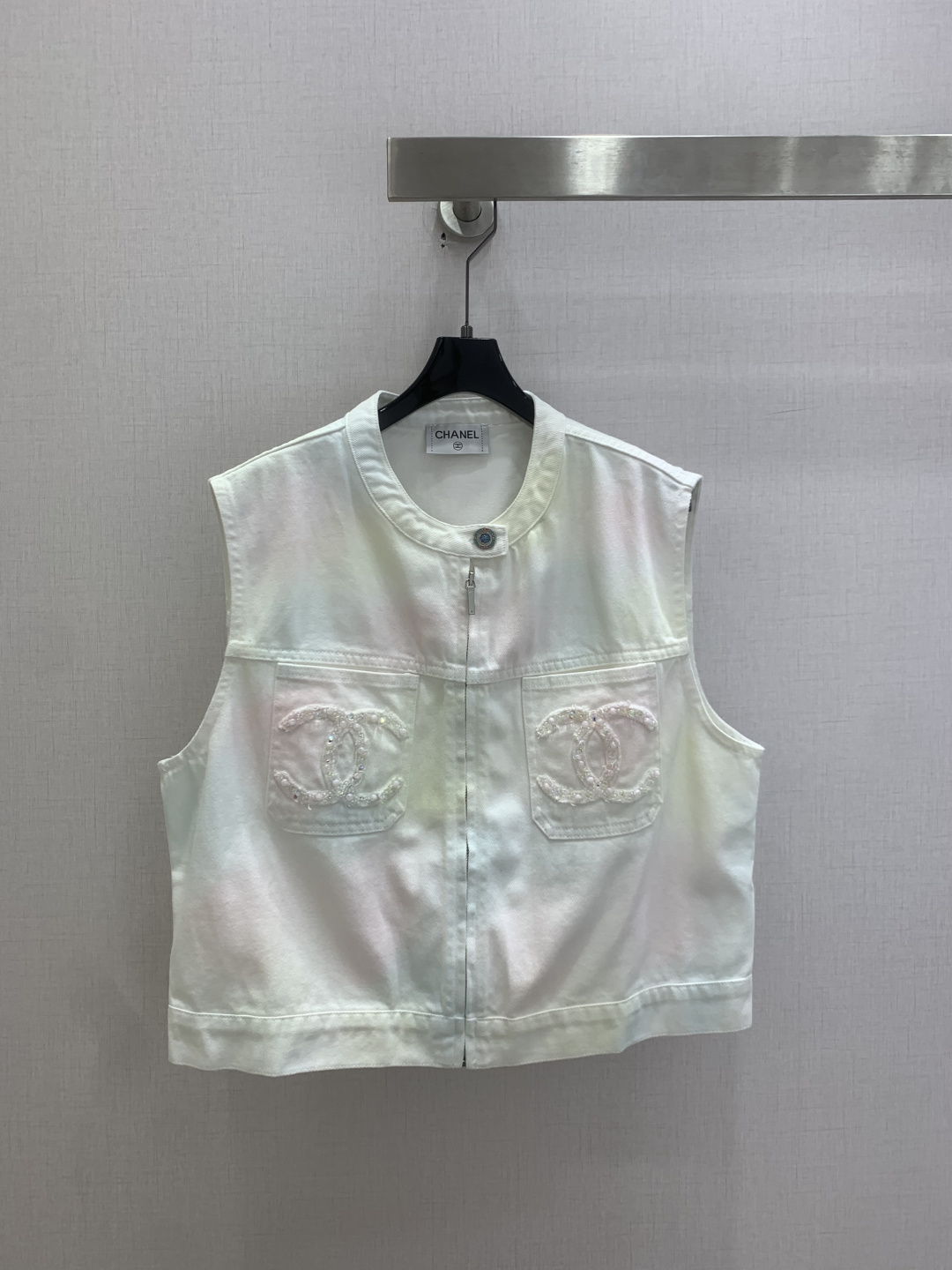NO:824077,Highly recommended 26 spring and summer new gradient printed double C vest tops, all series produced by Rocket Speed!  The whole piece is three-dimensional tailoring, all-round exquisite and perfect for star wear. The upper body is super covered and the body is slimming. The proportion of the legs is super stretched. A series of items that are easy to match. It gives a refreshing and fashionable sense of high-end. It is elegant and fashionable in daily life. It is very versatile. The color is very beautiful. The fabric is high-end and textured. One color SML code, high quality ABC,,19860909强烈推荐 26春夏新款 渐变印花双C马甲上衣 全系列火箭速度出品！整件立体剪裁 全方位精致做明星穿搭 上身超级遮肉显瘦 超拉腿部比例 巨好搭配的一系列单品 穿出清爽时髦的高级感 日常优雅又时髦巨百搭 颜色很好看 面料高级又有质感 一个色 SML码 高品质ABC,,,Women's clothing