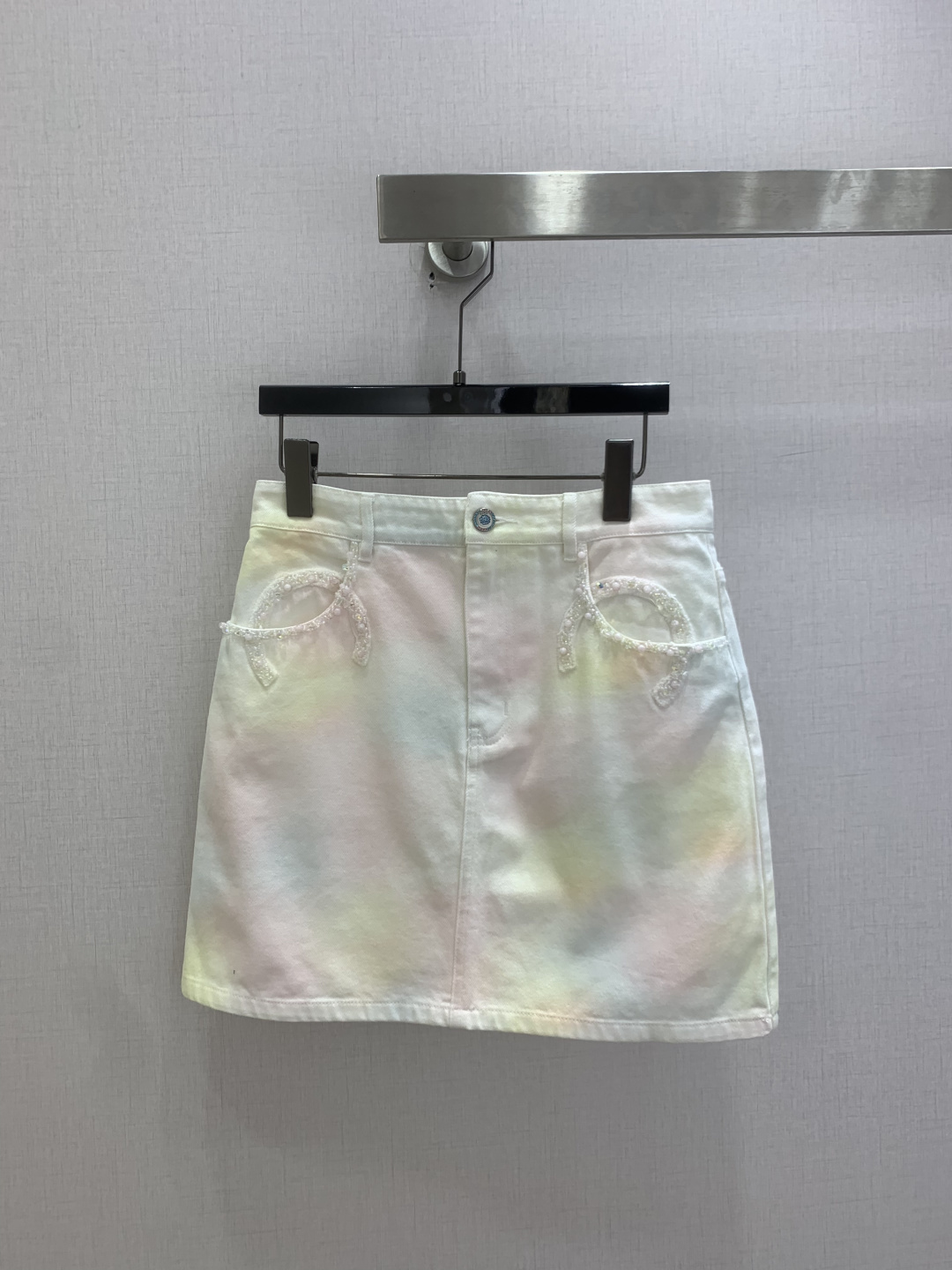 NO:824134,Highly recommended 26 spring and summer new gradient printed beaded skirt, the entire series is produced at Rocket Speed!  The whole piece is three-dimensional tailoring, all-round exquisite and perfect for star wear. The upper body is super covered and the body is slimming. The proportion of the legs is super stretched. A series of items that are easy to match. It gives a refreshing and fashionable sense of high-end. It is elegant and fashionable in daily life and is very versatile. The color is very beautiful. The fabric is high-end and textured. One color SML code, high quality ABC,,skirts,19860909强烈推荐 26春夏新款 渐变印花钉珠半裙 全系列火箭速度出品！整件立体剪裁 全方位精致做明星穿搭 上身超级遮肉显瘦 超拉腿部比例 巨好搭配的一系列单品 穿出清爽时髦的高级感 日常优雅又时髦巨百搭 颜色很好看 面料高级又有质感 一个色 SML码 高品质ABC,,skirts,,Women's clothing