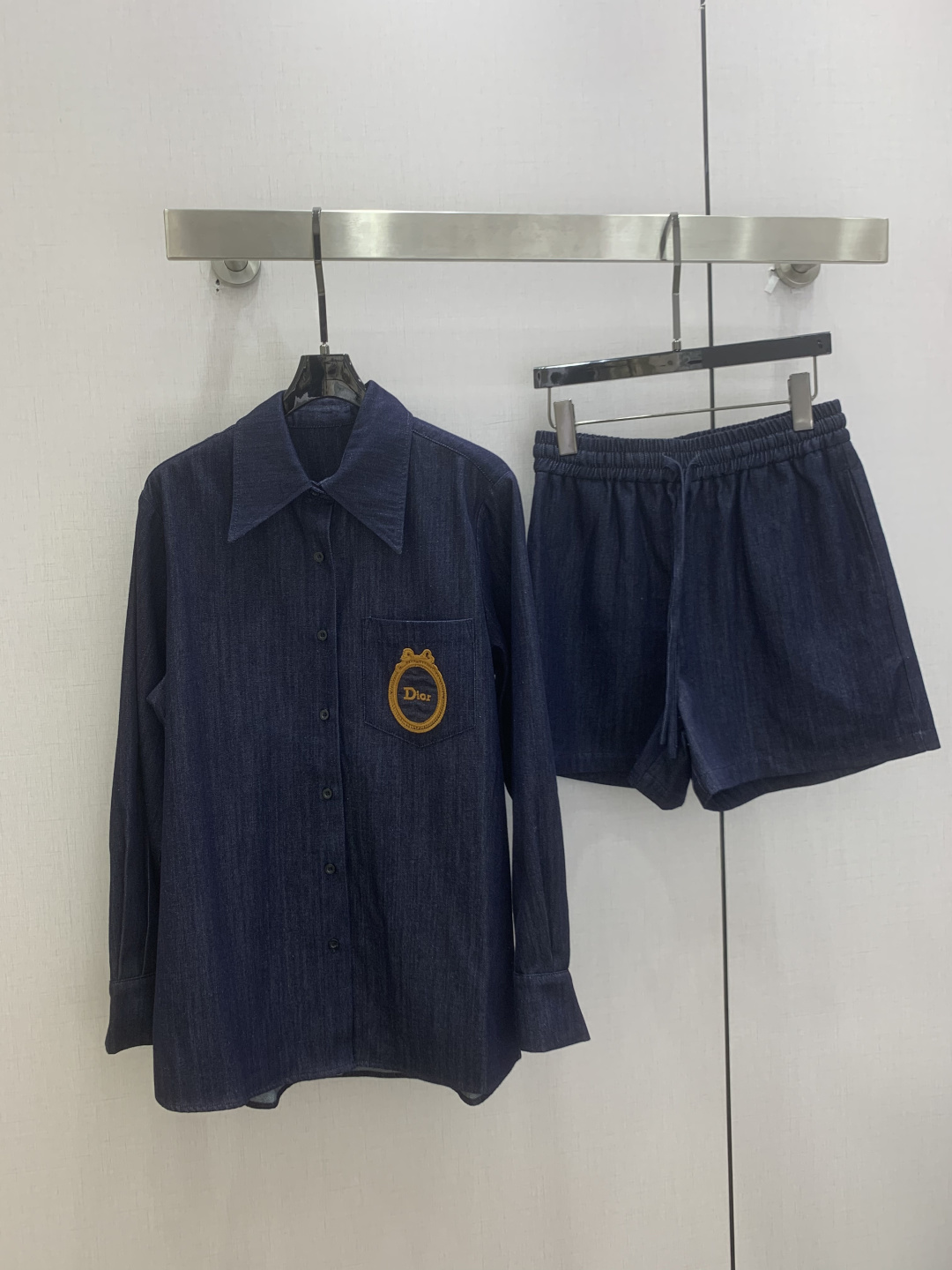 NO:825743,Highly recommended 26 spring and summer new style. Badge embroidered pocket suit. Lapel long-sleeved shirt with shorts suit. Highly customized imported washed denim fabric. Latest badge embroidery decoration. Full sense of details. Elegant and tall body. Goddess of temperament. Mainly recommended. One color SML code. High quality ABC, shorts, shirts,19860909强烈推荐 26春夏新款 徽章刺绣口袋套装 翻领长袖衬衫搭配短裤套装 高定制进口洗水牛仔面料 最新徽章绣品装饰 细节感直拉满 上身优雅高挑气质女神 主推 一个色 SML码 高品质ABC,,shorts,shirts,,Women's clothing