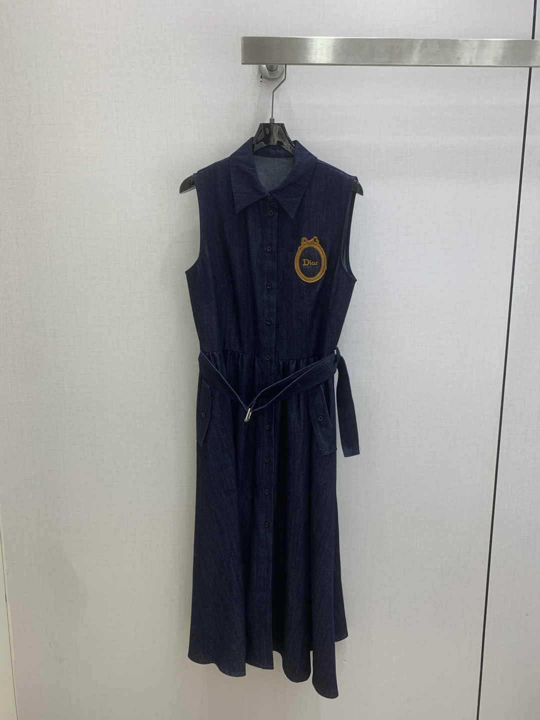 NO:825812,Highly recommended 26 spring and summer new style, lapel sleeveless belt denim long dress, high custom imported washed denim fabric, latest badge embroidery decoration, straight and full sense of detail, elegant and tall body, goddess of temperament, main recommendation, one color SML code, high quality ABC,,skirts,19860909强烈推荐 26春夏新款 翻领无袖腰带牛仔长连衣裙 高定制进口洗水牛仔面料 最新徽章绣品装饰 细节感直拉满 上身优雅高挑气质女神 主推 一个色 SML码 高品质ABC,,skirts,,Women's clothing