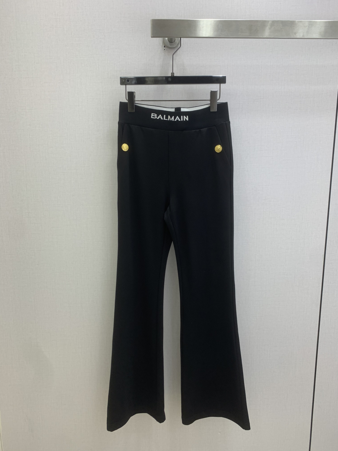 NO:825797,Highly recommended 26 spring and summer new style, black boot-cut trousers with webbing, Wang fried boot-cut trousers, highly customized imported fabrics, high waist design, self-stretched lower body and leg length, slim but not tight, with room to make you look slimmer. It is simply a matching expert. You can’t go wrong no matter how you wear it. Versatile and slim, one color, SML code, high quality ABC,,19860909强烈推荐 26春夏新款 织带黑色微喇长裤 王炸微喇神裤 高定制进口面料 高腰设计 自带拉伸下身腿长 修身但不会紧绷 有余量更加显瘦 简直是搭配小能手 怎么穿都不会出错 实力百搭 实力显瘦 一个色 SML码 高品质ABC,,,Women's clothing