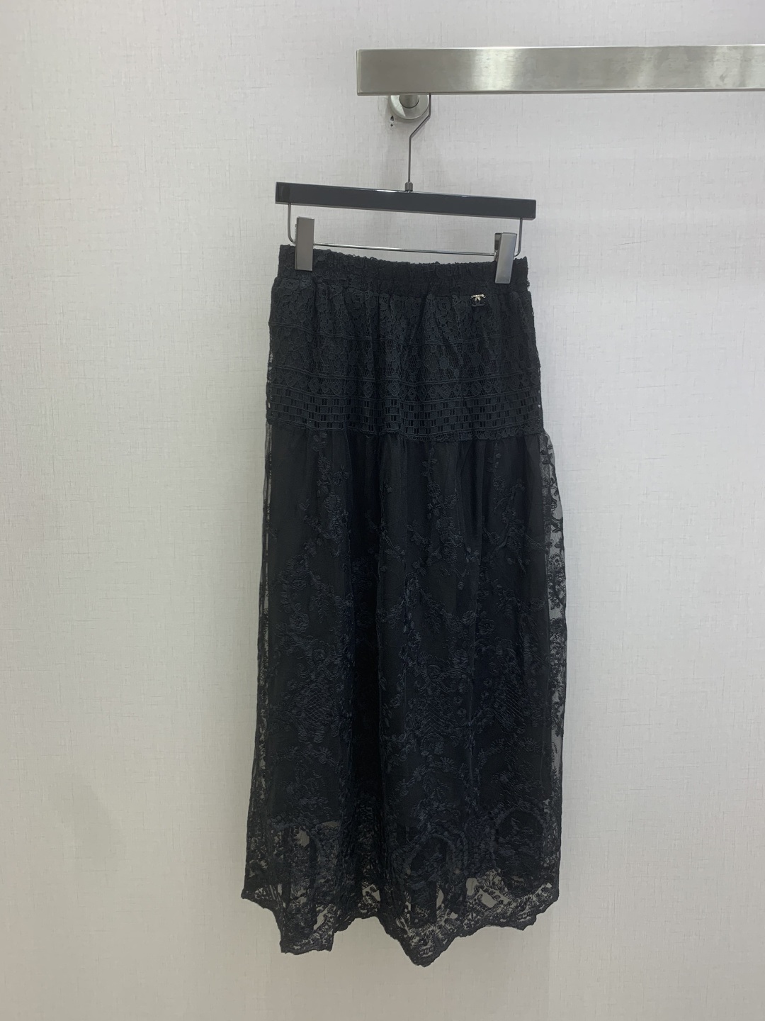 NO:825777,Highly recommended 26 spring and summer new style, crocheted lace long skirt, elastic waist design, metal double C embellishment, highly customized imported fabrics, retro swing, versatile for commuting, two colors, high quality ABC,,skirts,19860909强烈推荐 26春夏新款 钩花蕾丝长半裙 松紧腰设计 金属双C点缀 高定制进口面料 复古大摆 通勤百搭 两个色 高品质ABC,,skirts,,Women's clothing